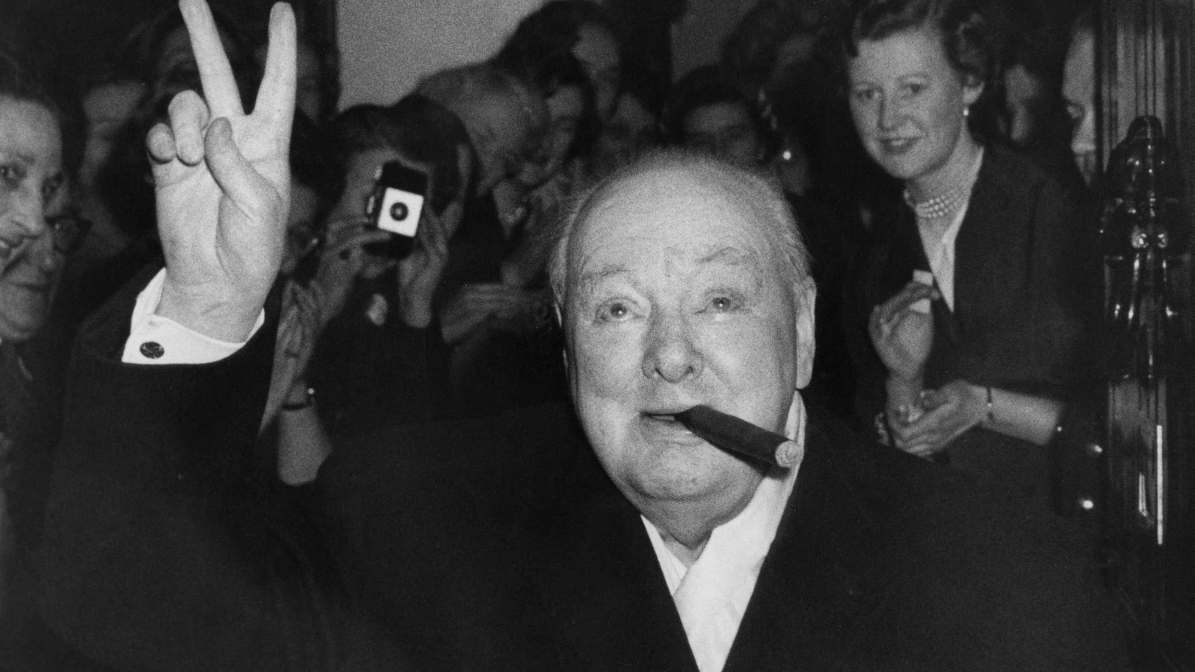 Winston Churchill mit seiner charakteristischen Zigarre.