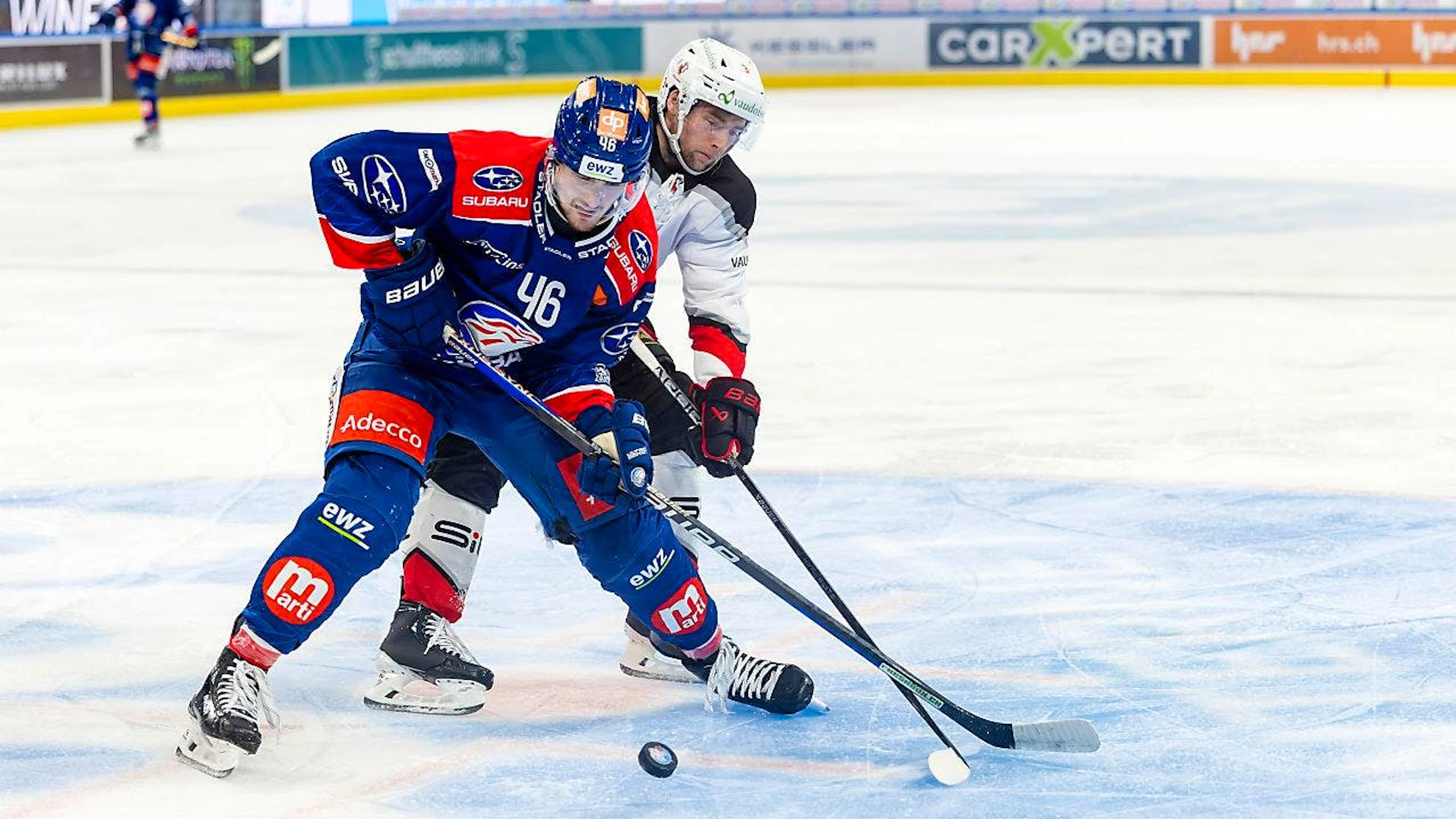Dean Kukan, hier im Kampf um den Puck gegen Lausannes Christian Djoos, gehört ebenfalls zu den (noch) titellosen ZSC-Spielern