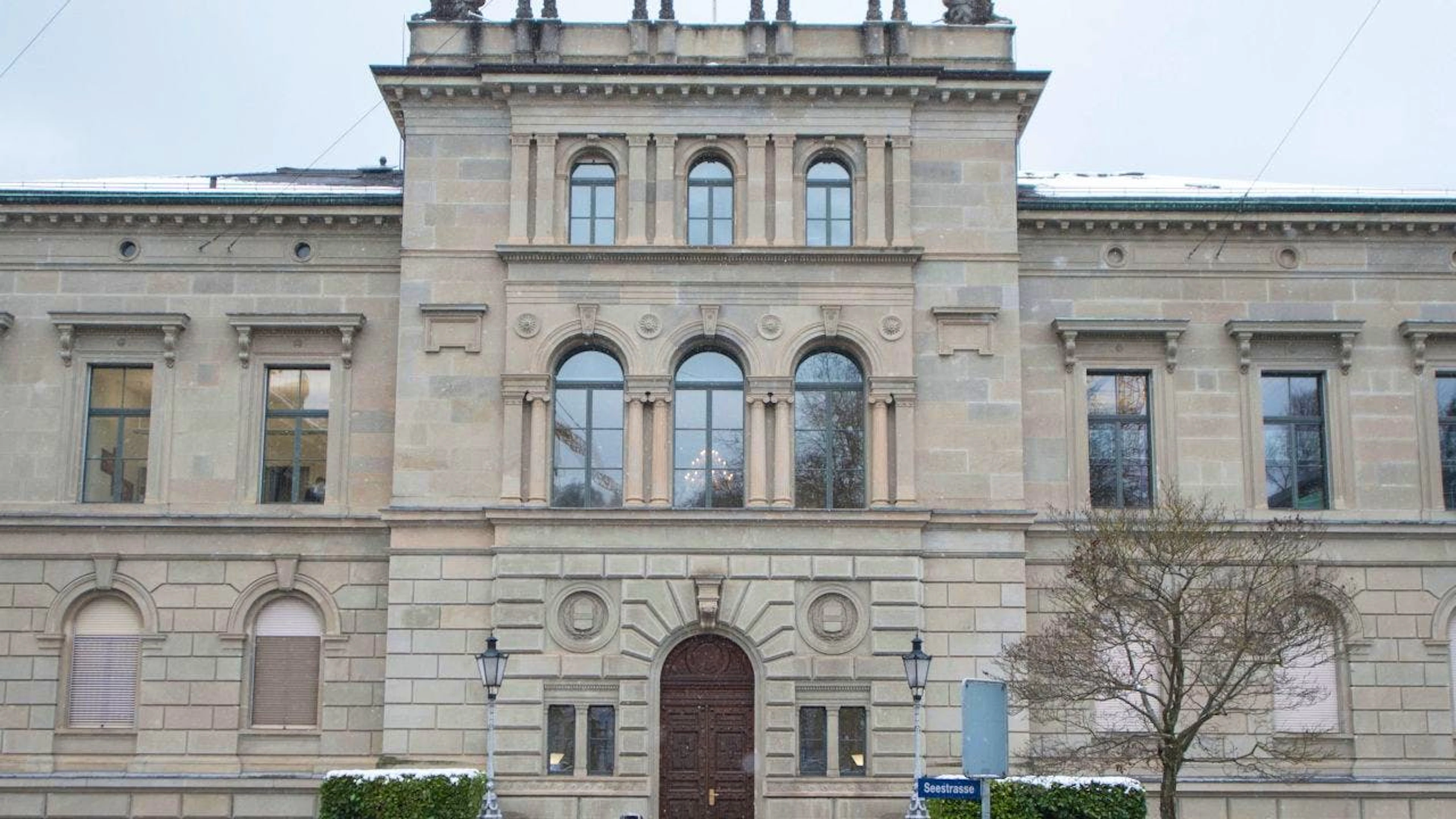 Die Zuger Regierung teilte mit, im ehemaligen Kantonsspital unbegleitete minderjährige Asylsuchende unterbringen zu wollen. Auf dem Bild das Zuger Regierungsgebäude. (Symbolbild)