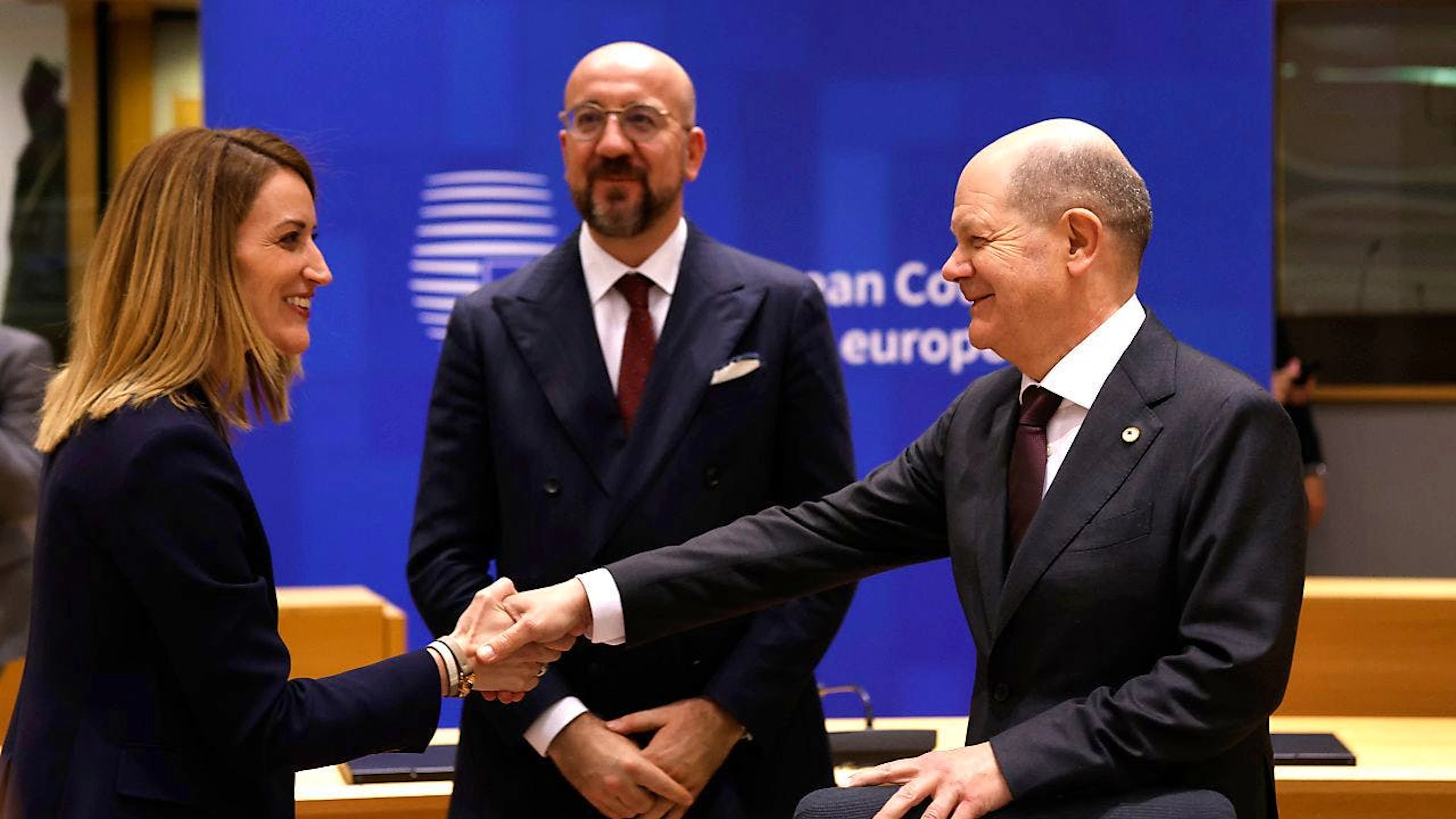 Der deutsche Bundeskanzler Olaf Scholz (r), spricht mit der  Präsidentin des Europäischen Parlaments, Roberta Metsola. Foto: Omar Havana/AP/dpa