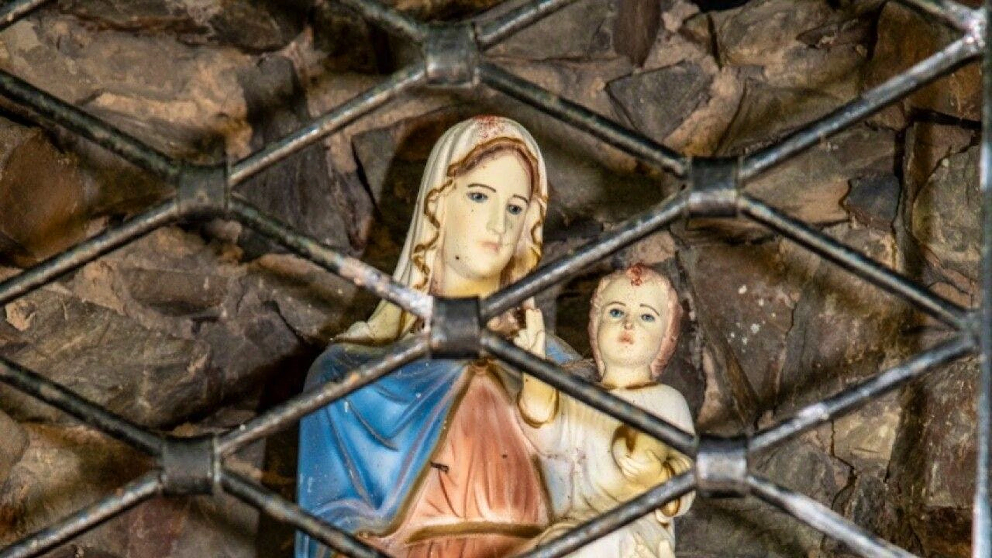 "Blutspuren" schienen Augenzeugen Mitte März auf einer Madonnenstatue nahe Ostro sichtbar zu werden.