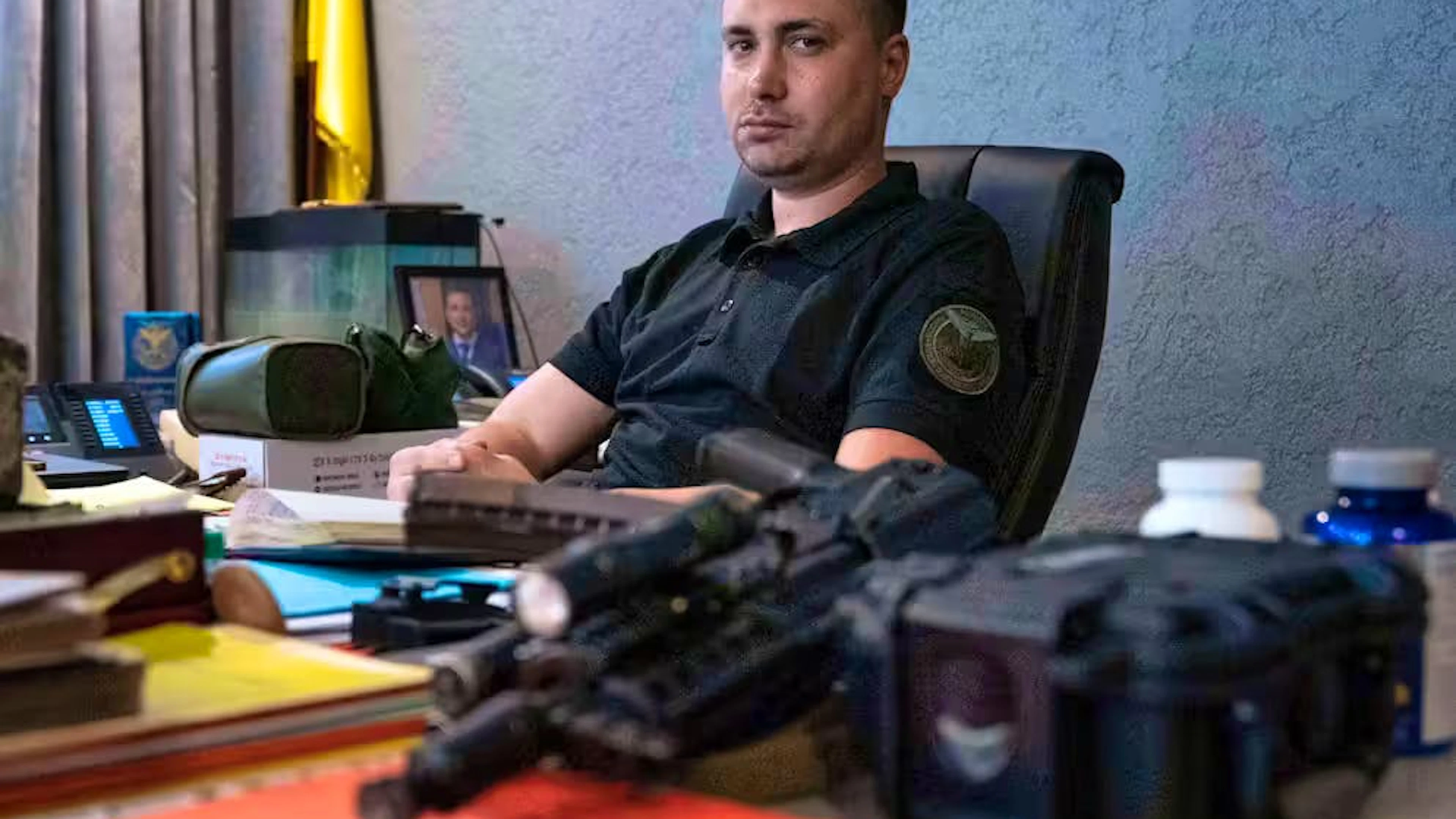 L'arme est à portée de main : Kyrylo Budanov dans son bureau à Kiev en juin 2022.