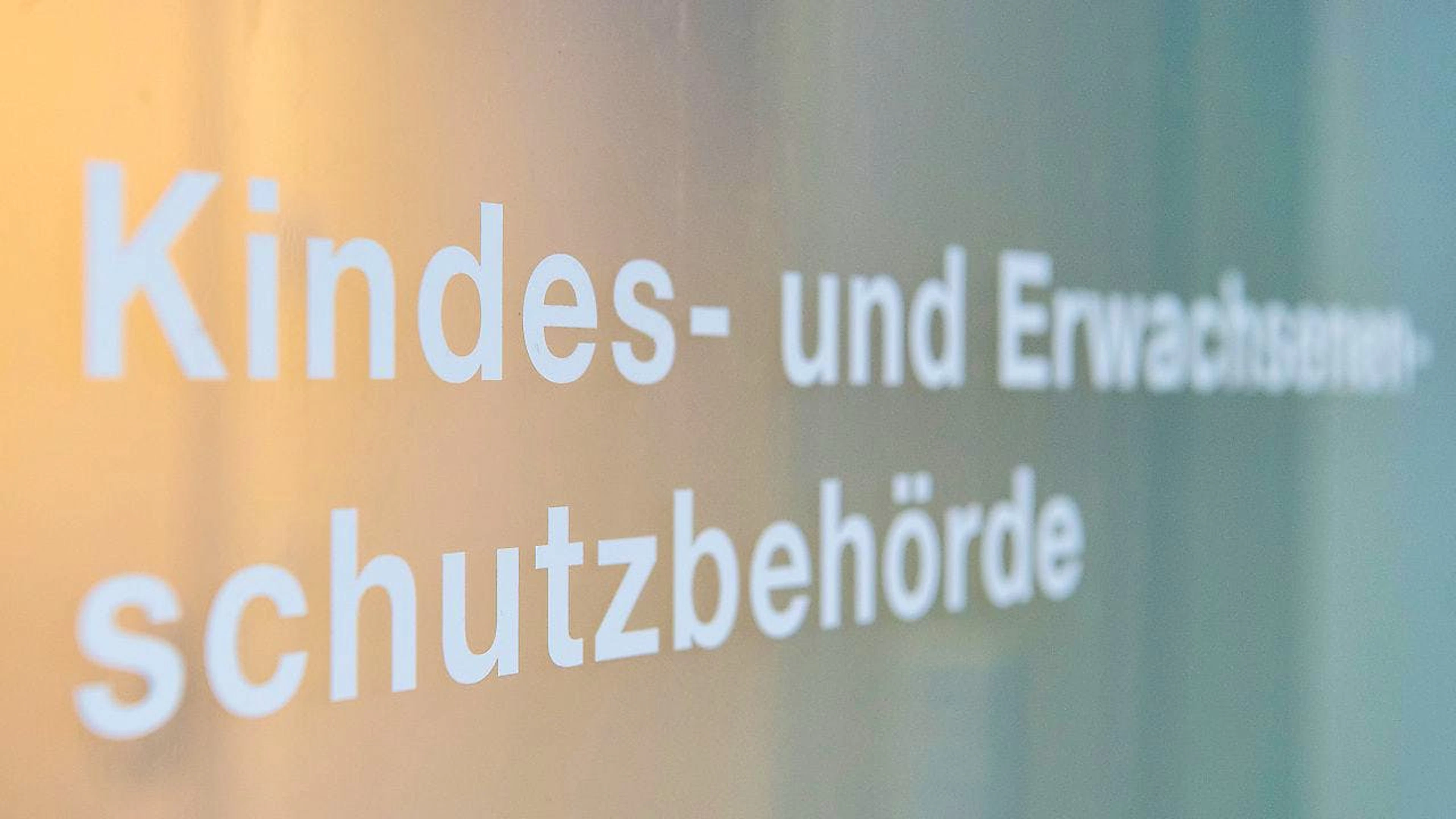 Die Zahl der durch die Kesb der Stadt Zürich angeordneten Schutzmassnahmen hat sich 2023 im Vergleich zum Vorjahr nicht gross verändert. Während bei den Massnahmen für Erwachsene ein leichter Anstieg verzeichnet wurde, sank die Zahl der Kindesschutzmassnahmen und Unterbringungen. (Symbolbild)
