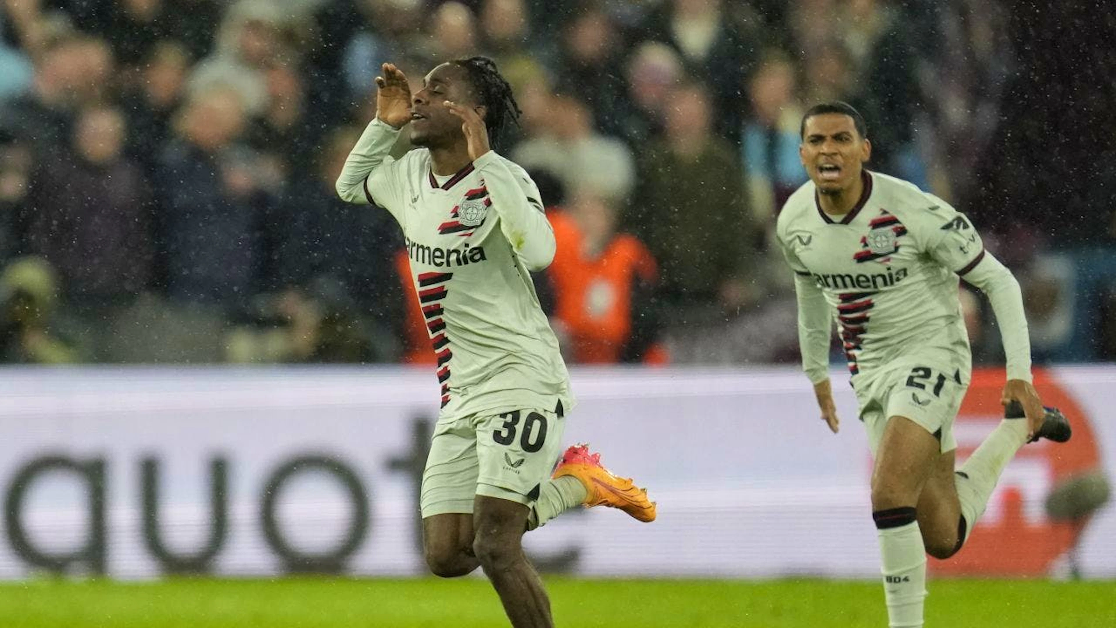Jeremie Frimpong erlöst Leverkusen mit seinem Treffer in der 89. Minute, der nicht nur das Weiterkommen in der Europa League besiegelt, sondern auch die Ungeschlagenheit im 44. Spiel der Saison