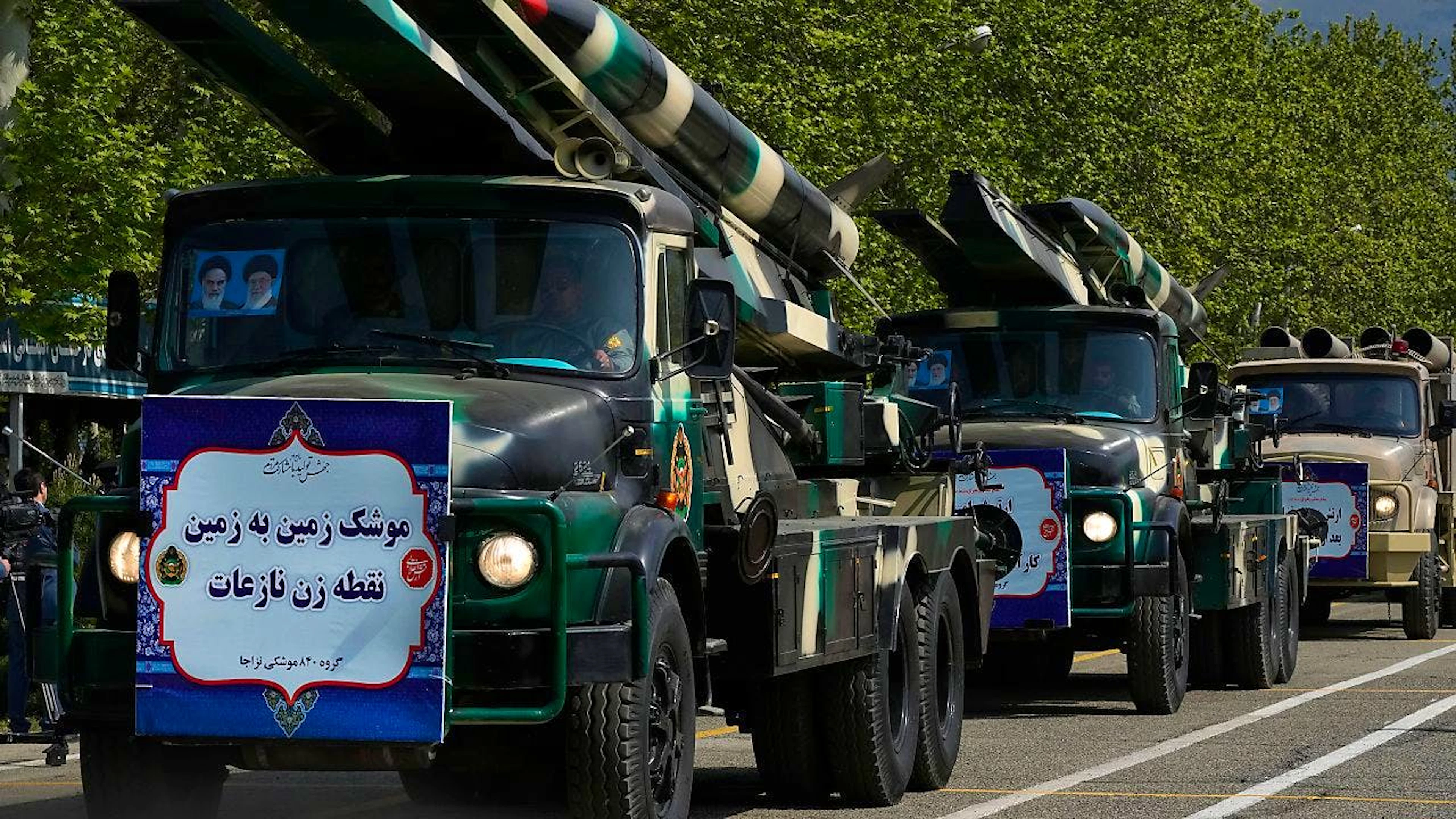 Raketen werden auf Lastwagen während der Parade zum Tag der Armee auf einem Militärstützpunkt im Norden Teherans transportiert. Foto: Vahid Salemi/AP/dpa