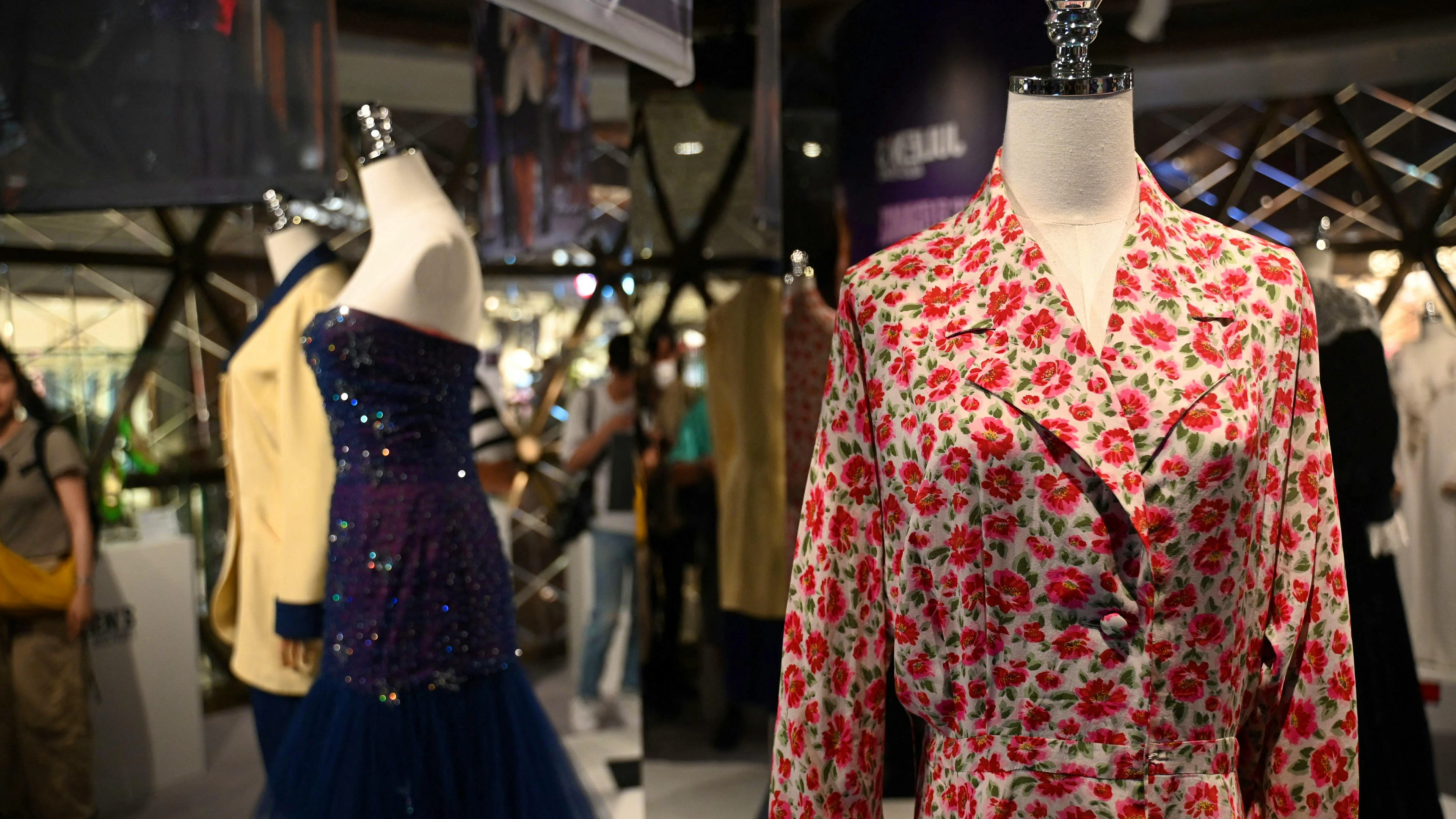 Parmi les pièces exposées figure une robe de soirée en soie et dentelle dessinée par Victor Edelstein ainsi qu'une robe à fleurs rose signée Catherine Walker, que Diana avait portée en 1991.