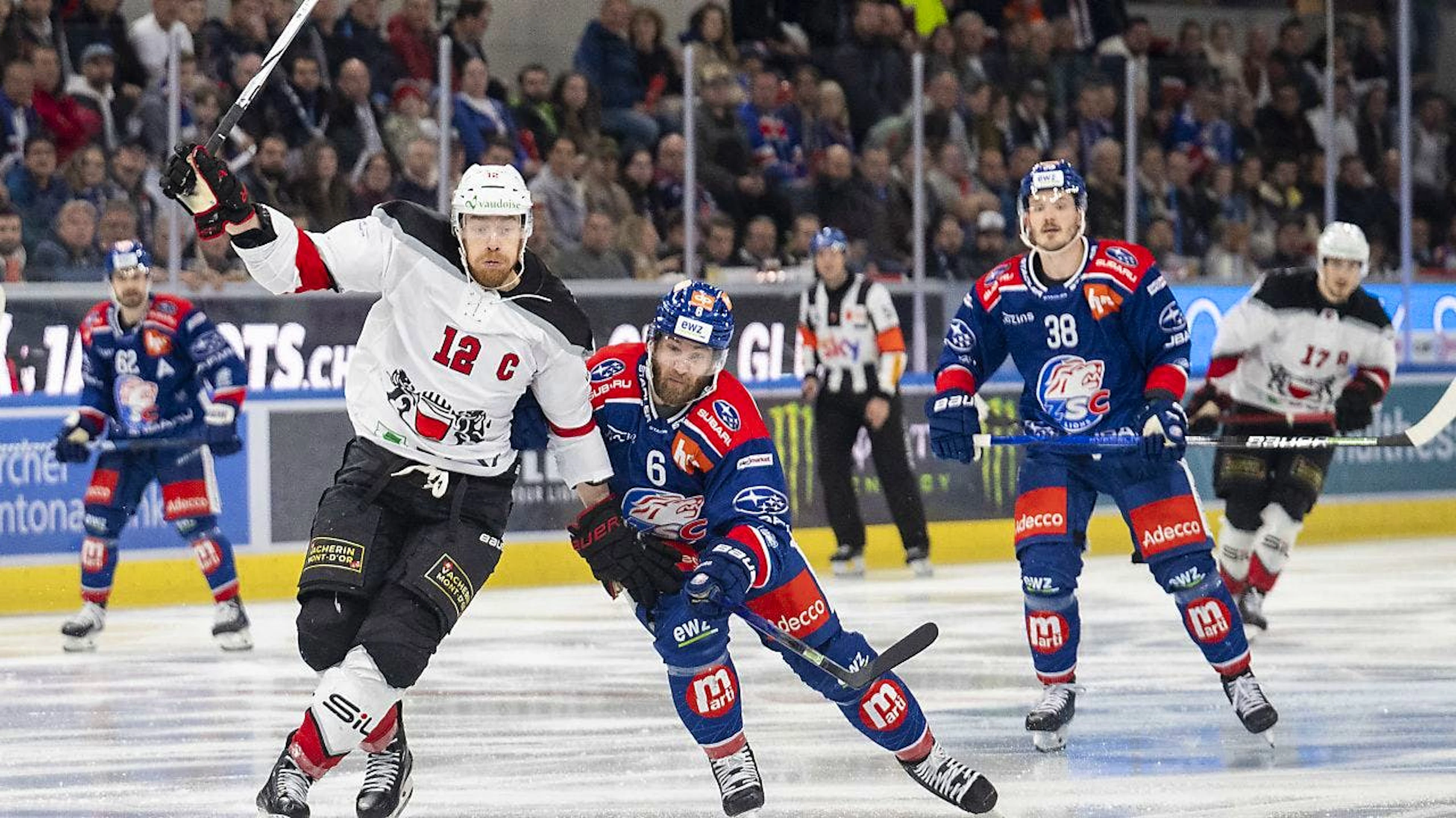 Wie gemacht für die Playoffs: Lausannes Michael Raffl (li.) im harten Zweikampf mit Yannick Weber von den ZSC Lions.