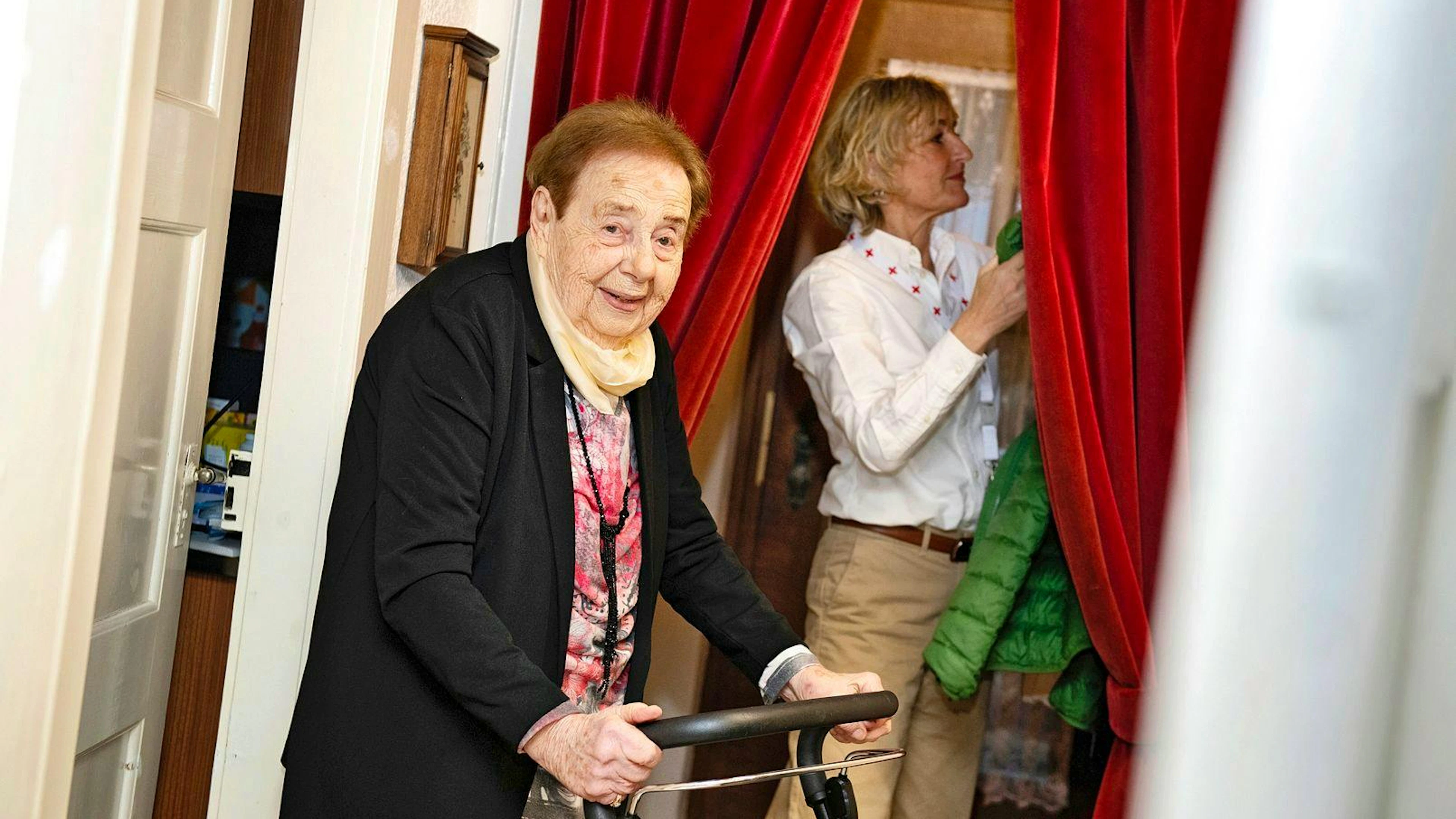 Nach dem Vorlesen gehts auf den Spaziergang. «Ich muss mich viel bewegen. Sonst bin ich rasch im Rollstuhl», sagt Geneviève Pantli.