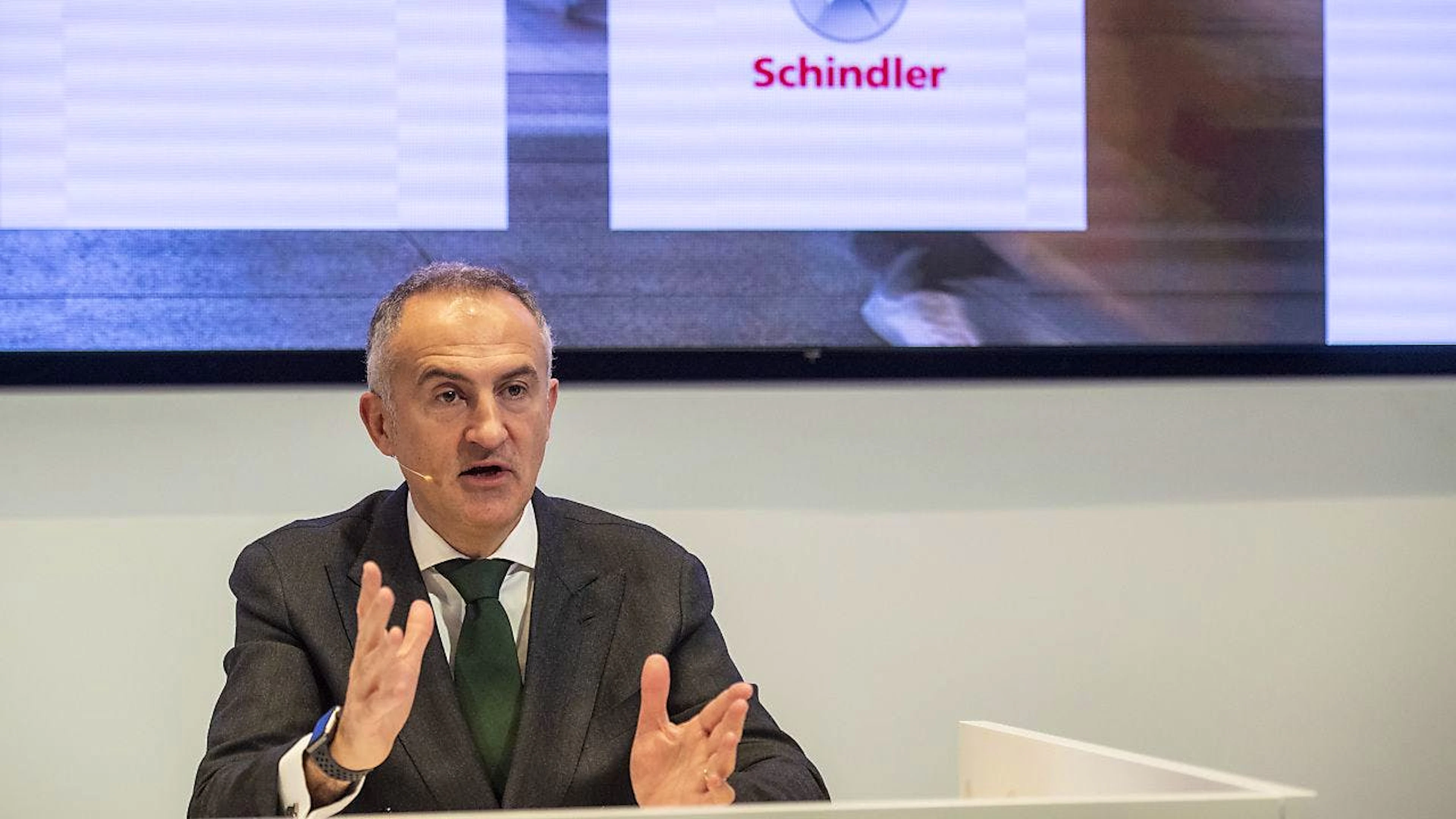 Der CEO von Schindler, Silvio Napoli, kann sich zum Start ins Jahr 2024 über einen höheren Gewinn freuen. (Archivbild).