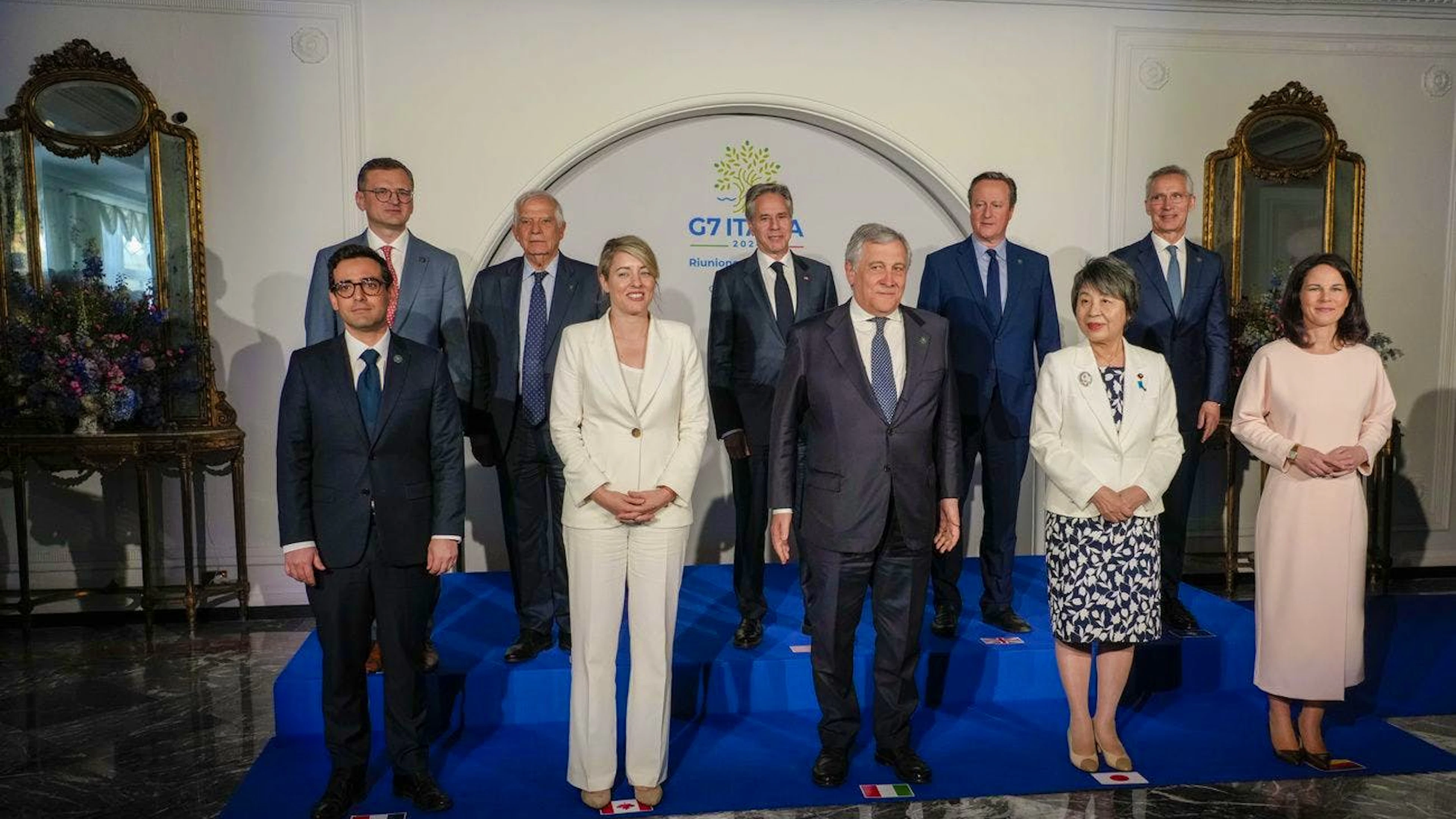 In prima fila da sinistra: il ministro degli esteri francese Stephane Sejourne, il ministro degli esteri canadese Melanie Joly, il ministro degli esteri italiano Antonio Tajani, il ministro degli esteri giapponese Yoko Kamikawa, il ministro degli Esteri tedesco Annalena Baerbock. Ultima fila da sinistra: il ministro degli esteri ucraino Dmytro Kuleba, il capo della politica estera dell'Unione Europea Josep Borrell, il Segretario di Stato americano Antony Blinken, il ministro degli esteri britannico David Cameron.