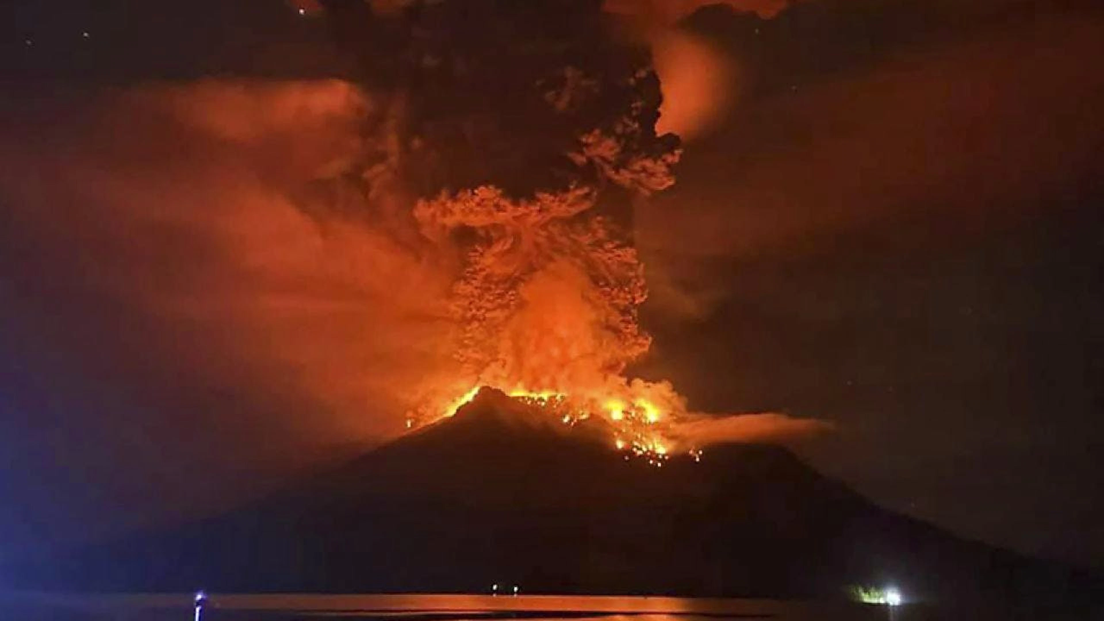 Le eruzioni del vulcano del vulcano Ruang hanno provocato una chiusura aeroportuale.