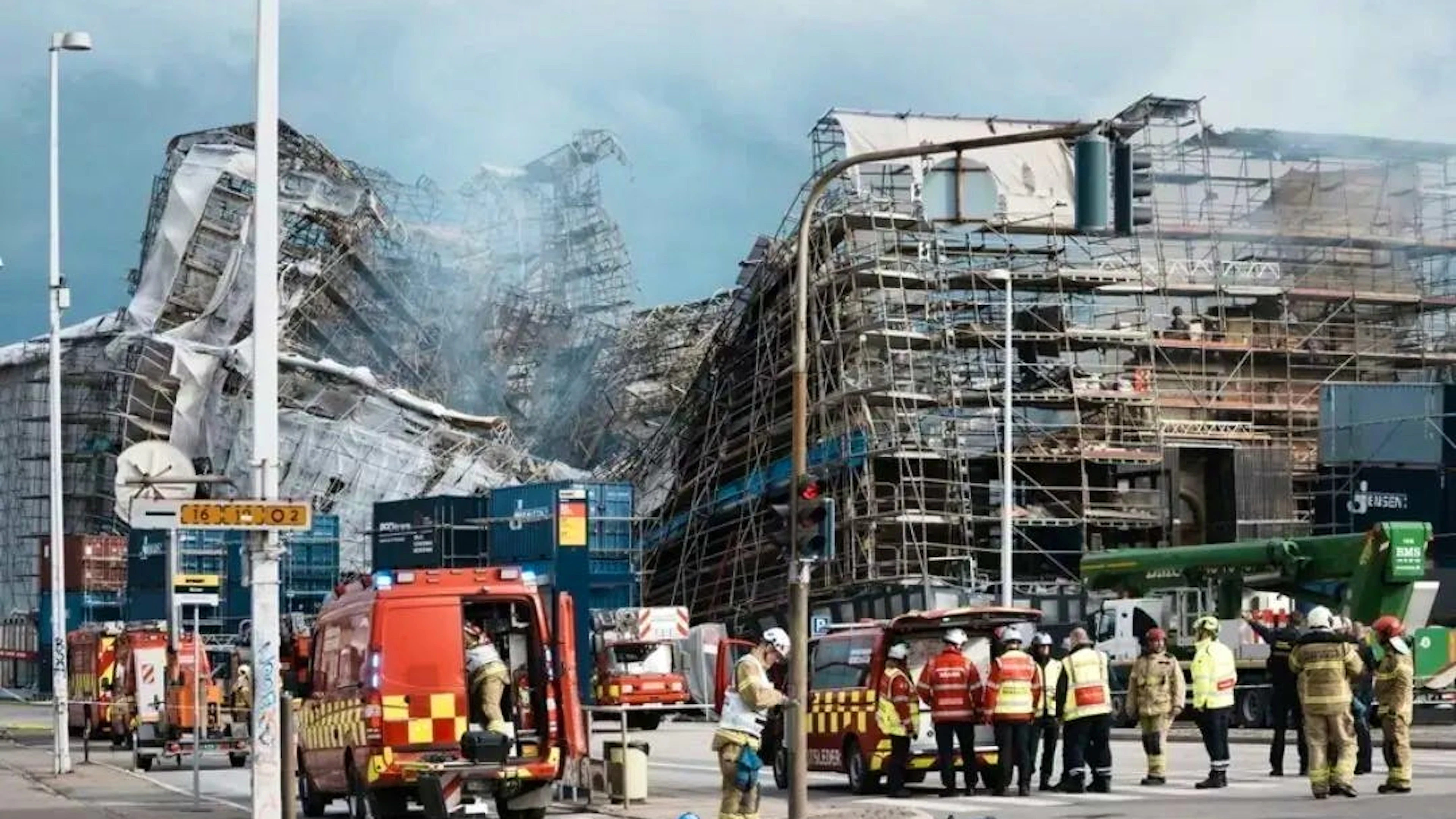 La structure s'est effondrée vers l'intérieur du bâtiment dans un énorme grondement, selon les images des médias danois.