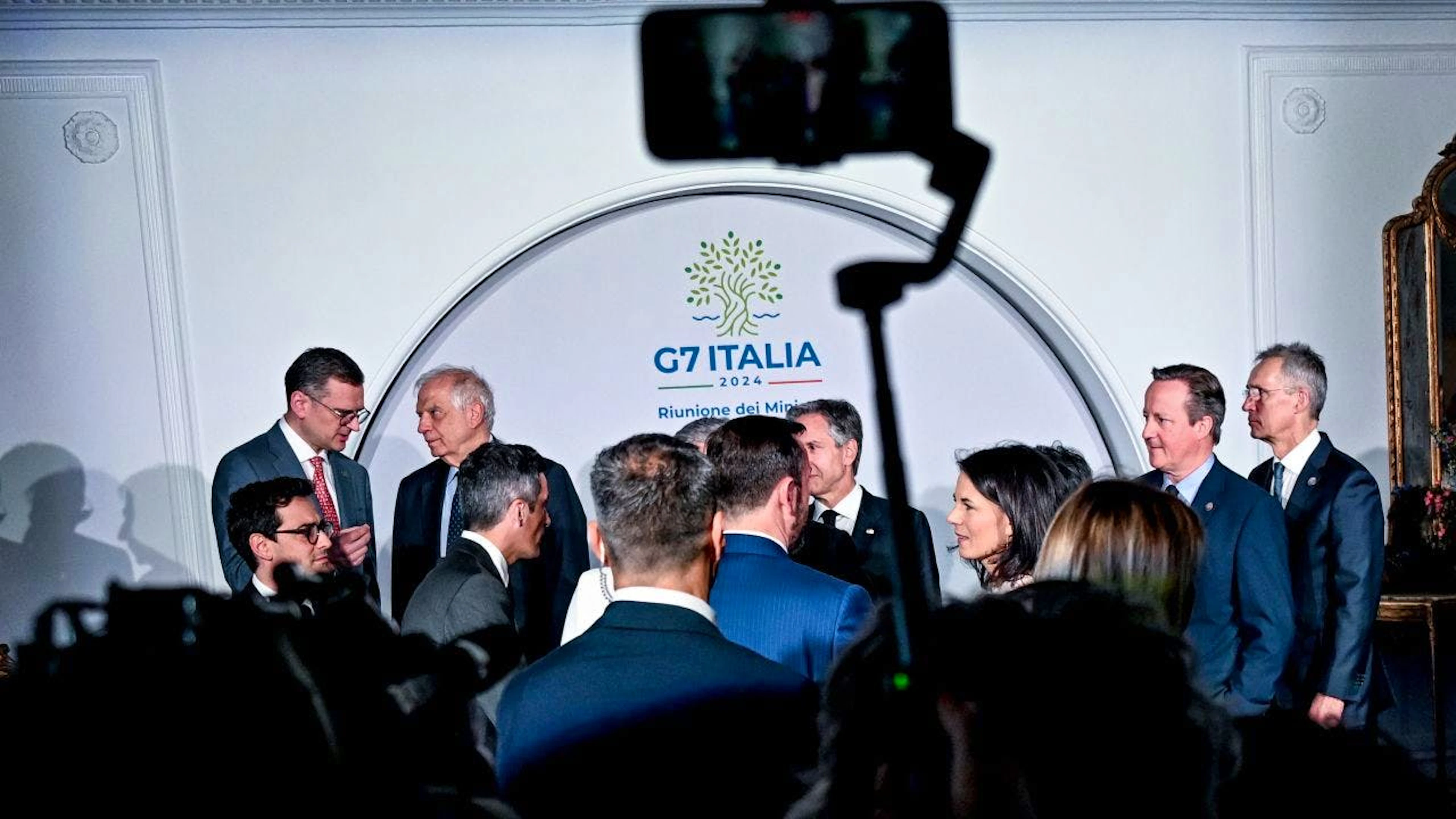 Der ukrainische Außenminister Dmytro Kuleba (l-r), Josep Borrell, Hoher Vertreter der EU für Außen- und Sicherheitspolitik, US-amerikanischen Außenminister Antony Blinken, der französische Außenminister Stéphane Séjourné, Annalena Baerbock (Bündnis 90/Die Grünen), Bundesministerin des Auswärtigen, der britische Außenminister David Cameron, Jens Stoltenberg, unterhalten sich beim Treffen der G7-Außenminister. Foto: Britta Pedersen/dpa