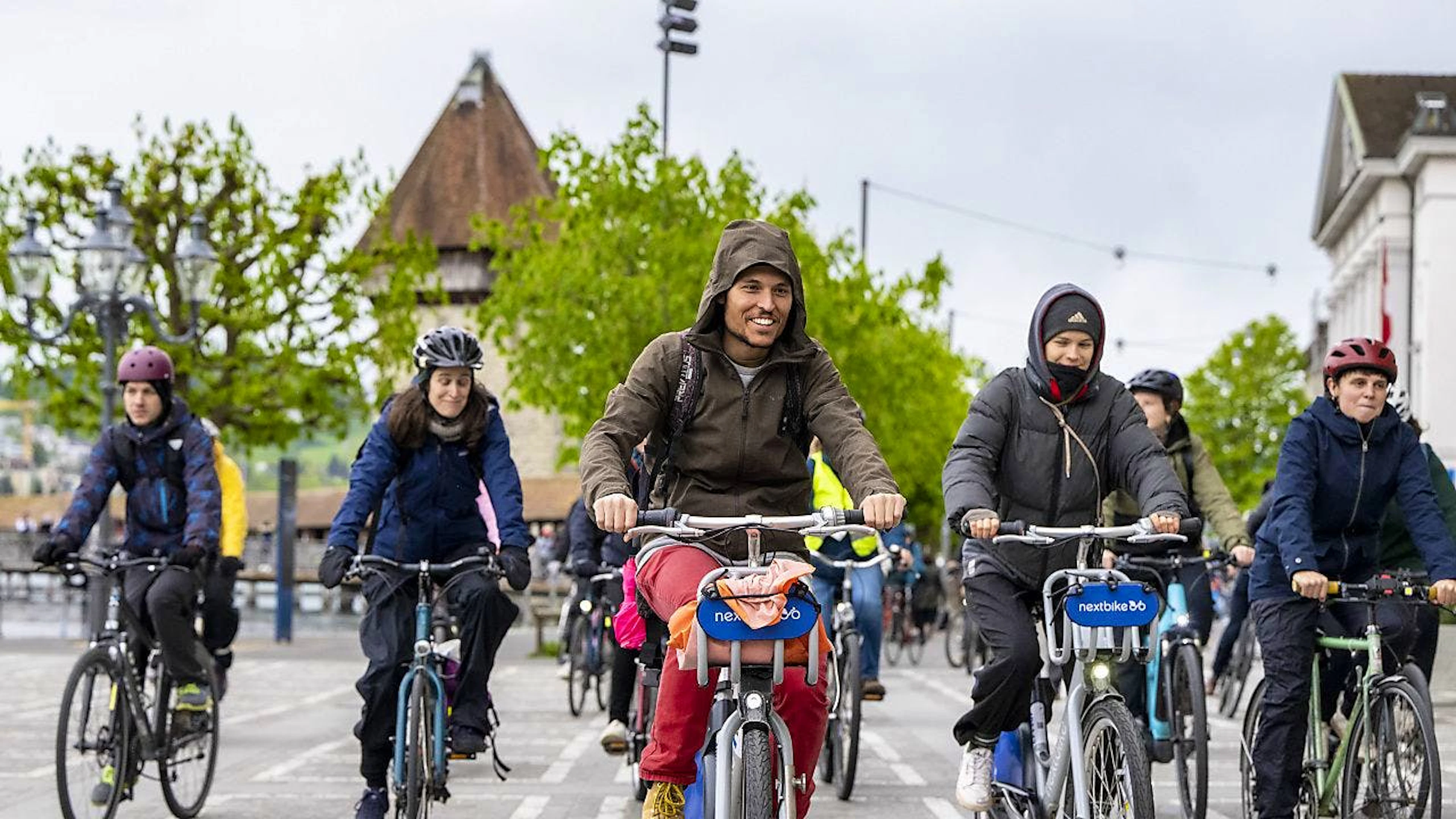 ... und in Luzern schwangen sich etwa 60 aufs Velo.