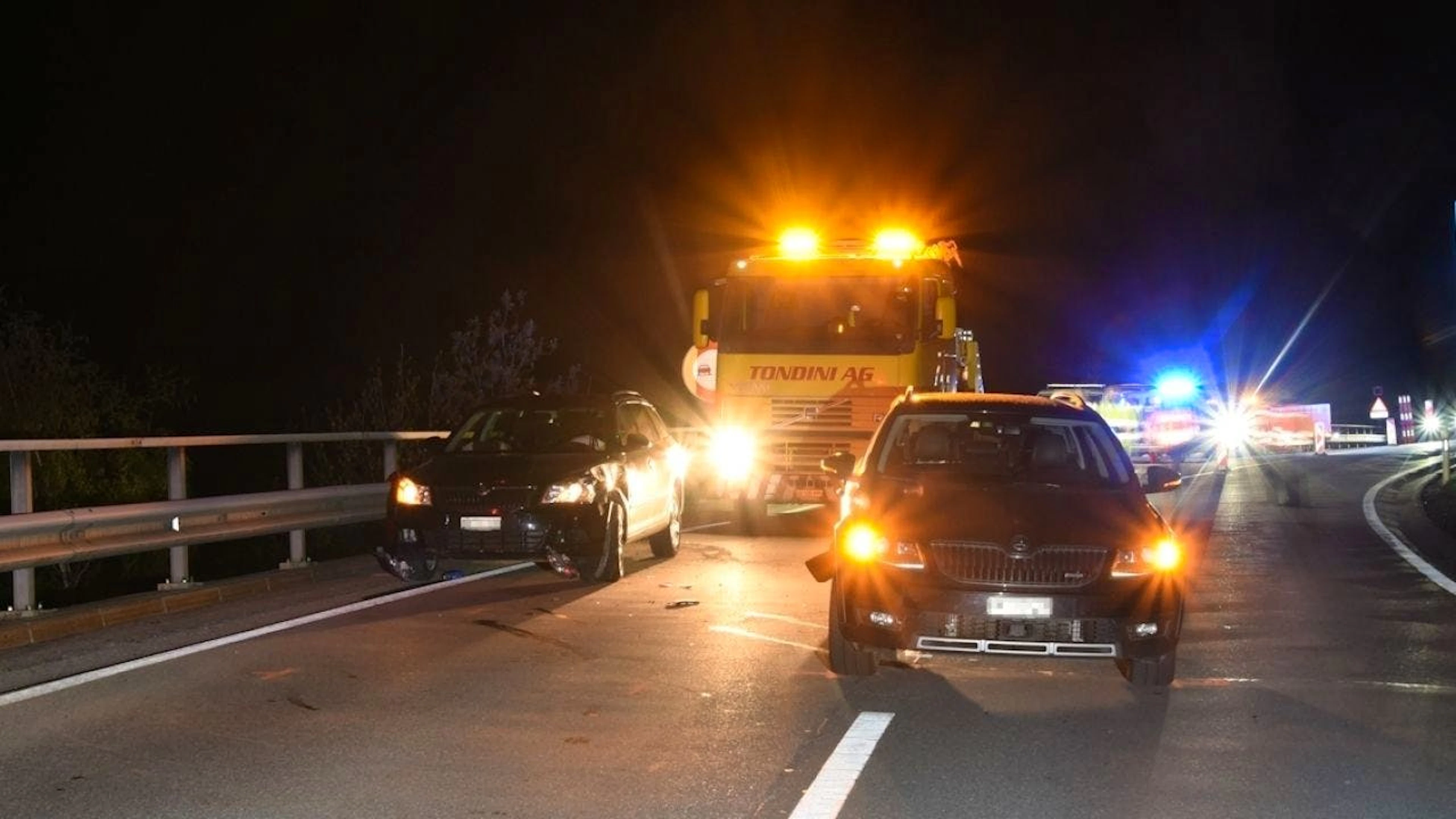 Der Autodieb krachte in der Dunkelheit in einen anderen Wagen, der bei Trin GR an einer Baustellenampel stand.