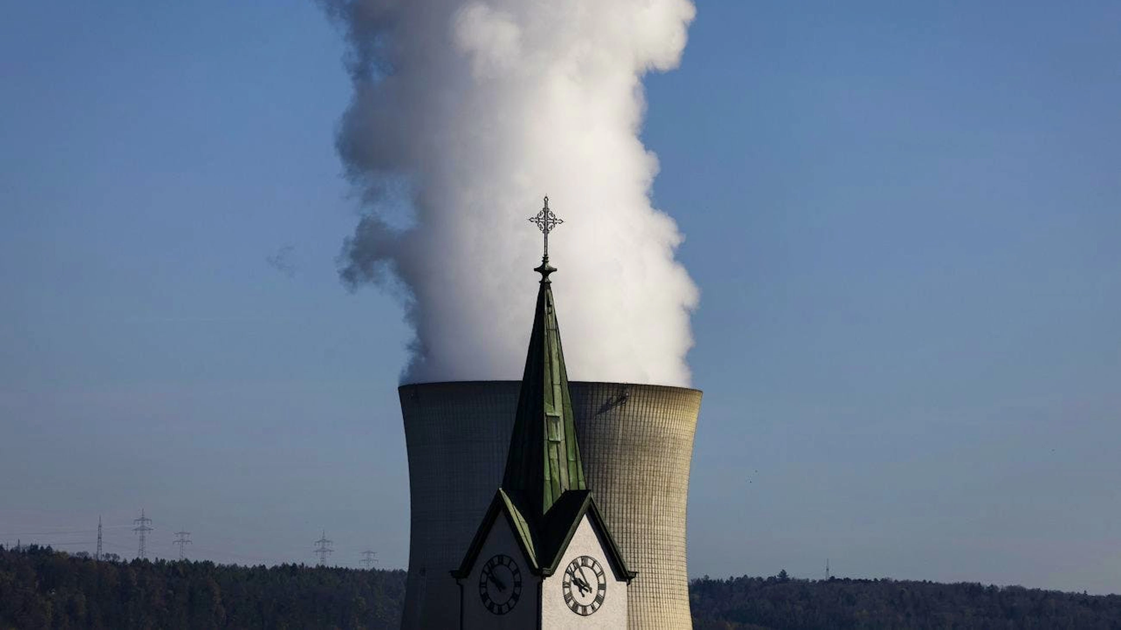 In Deutschland sind die Tage der Atomkraftwerke gezählt. Die Schweiz gibt sich für den Ausstieg mehr Zeit.