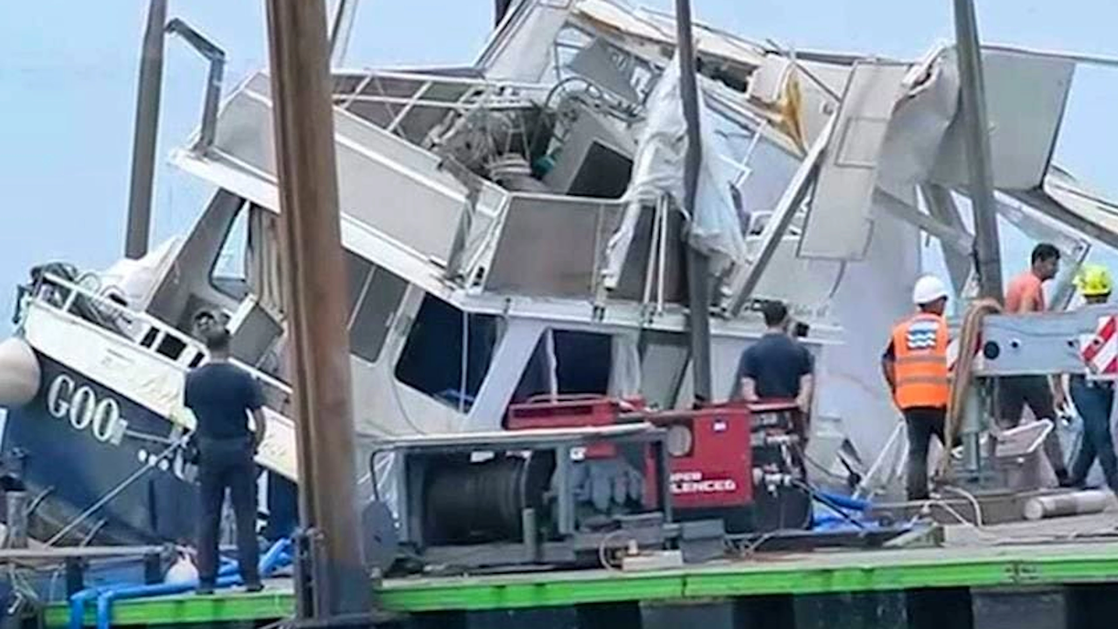 Carabinieri e pompieri impegnati in un'operazione di salvataggio dopo l'incidente a Lisanza (Varese) il 29 maggio 2023.