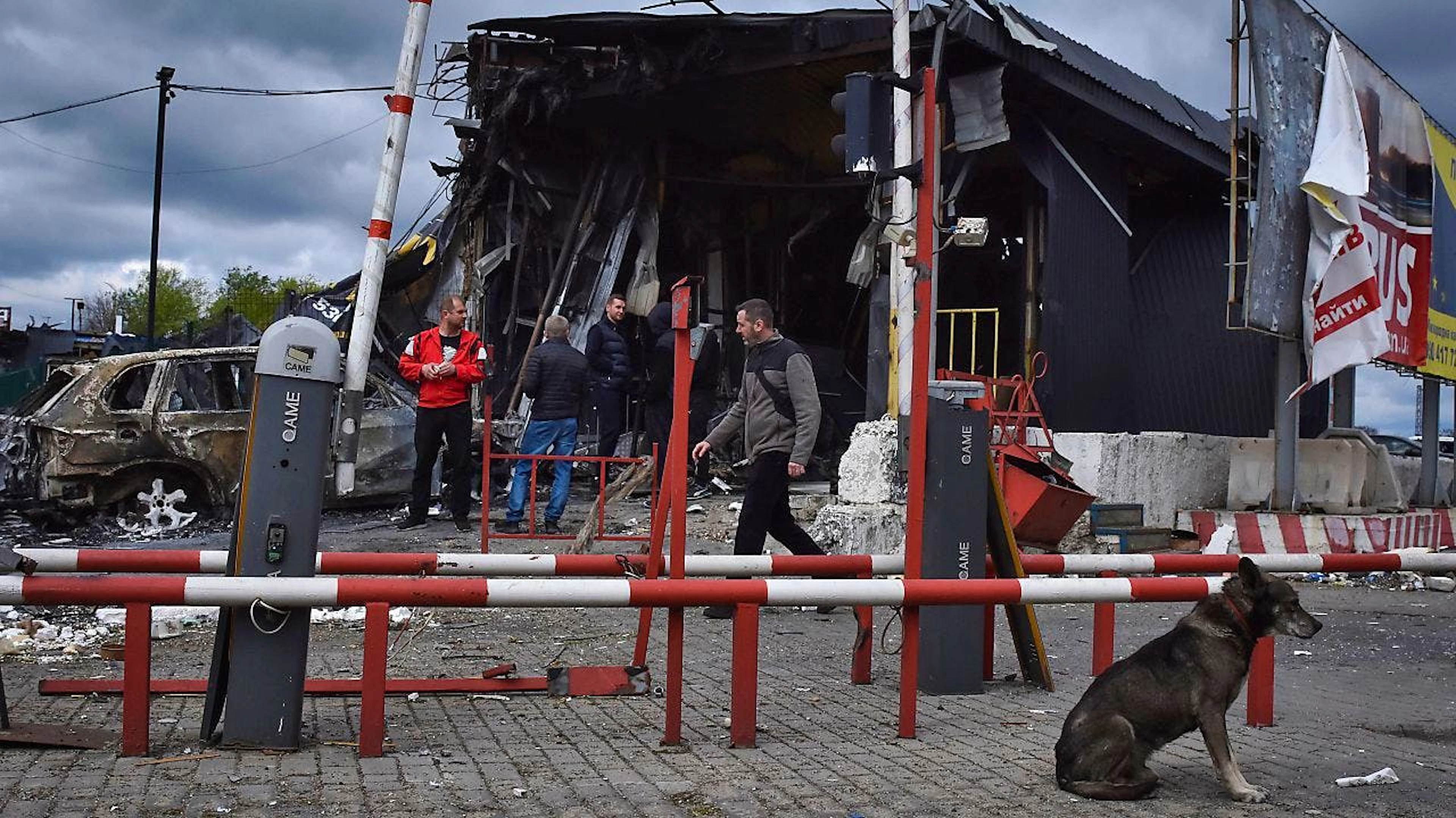 Menschen stehen an den durch den russischen Angriff beschädigten Gebäuden. Foto: Andriy Andriyenko/AP/dpa