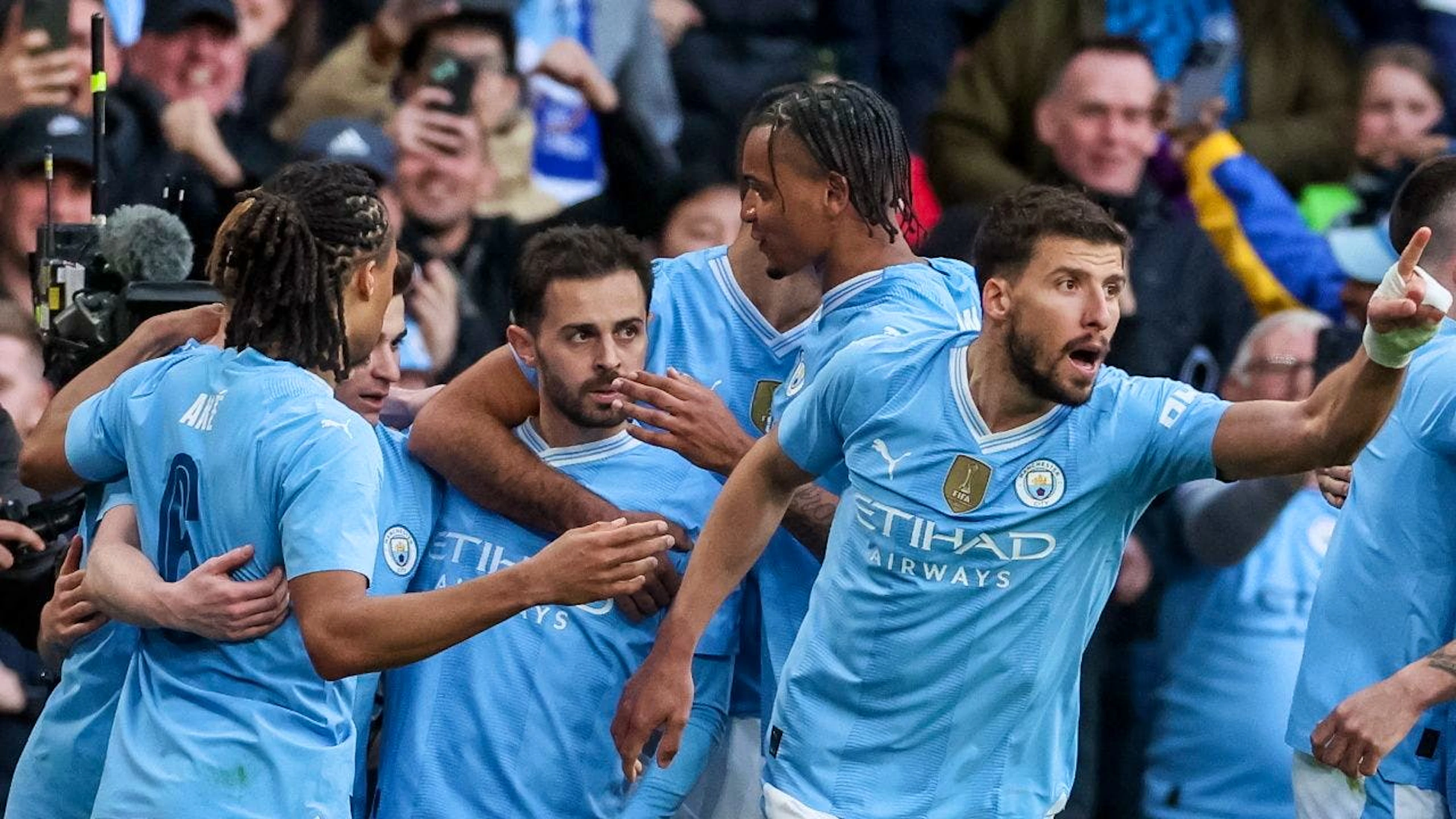 Bernardo Silva wird nach seinem Tor gefeiert.