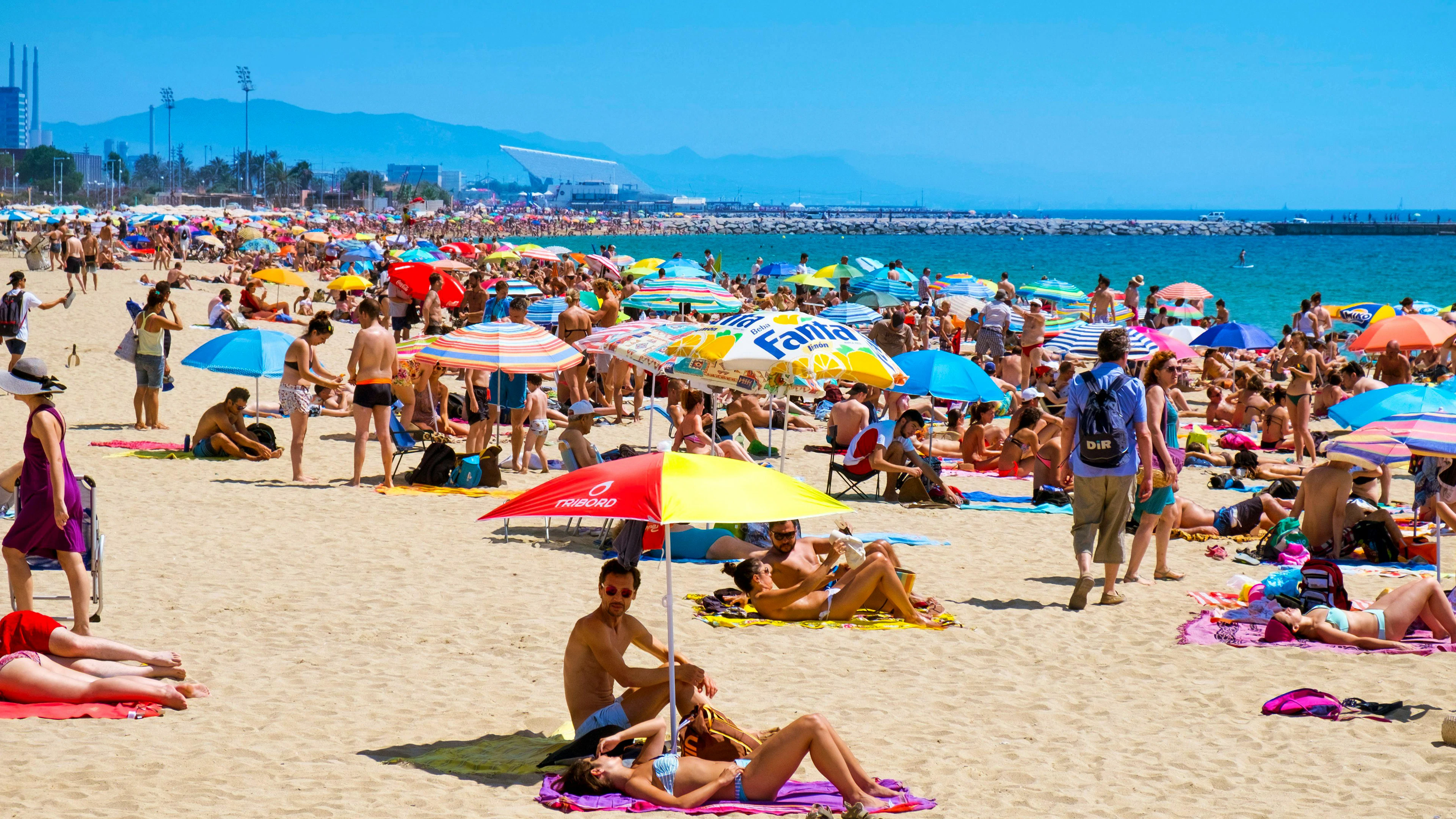 Der Platja del Bogatell nahe Barcelona eignet sich zum Sonnen – aber nicht zum Baden. 