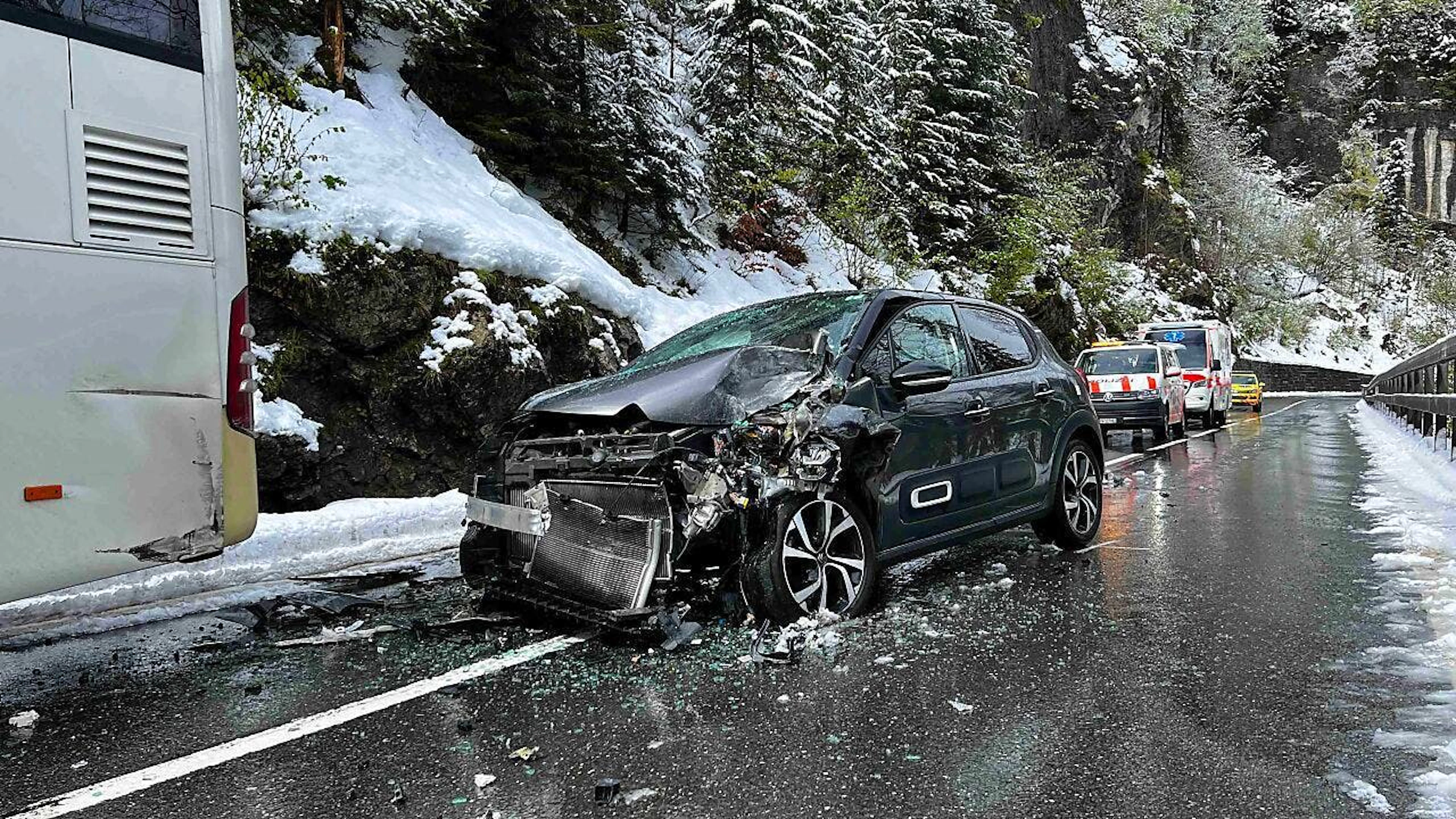 Bei der Frontalkollision des Autos mit dem Reisecar in Lungern wurden die Autoinsassen zum Teil erheblich verletzt.