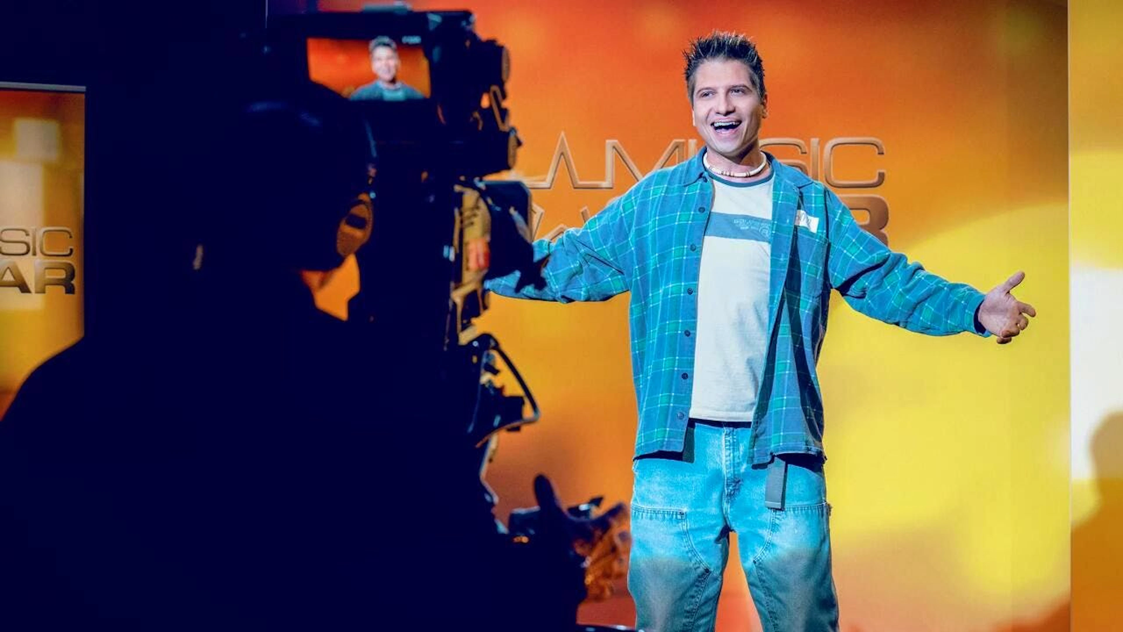 Der Schauspieler Dimitri Stapfer spielt in der Serie "Mindblow" den Musicstar-Kandidaten Markus. Mittels KI-Tools wurde Stampfer für die Szenen in der Vergangenheit verjüngt.