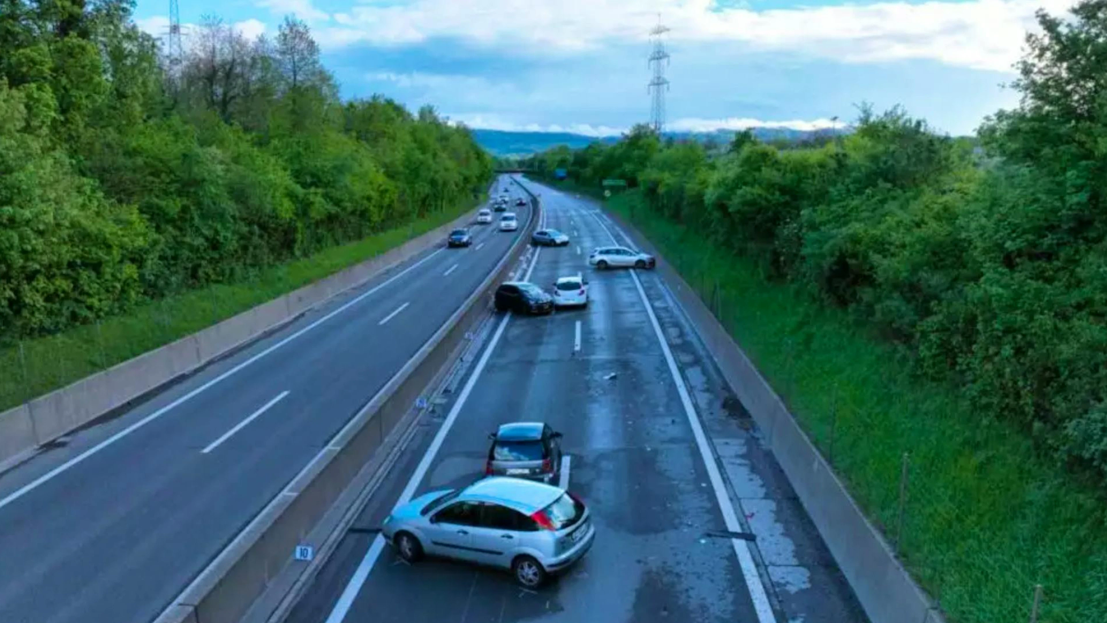 Die Unfallszene auf der A18 bei Münchenstein BL.