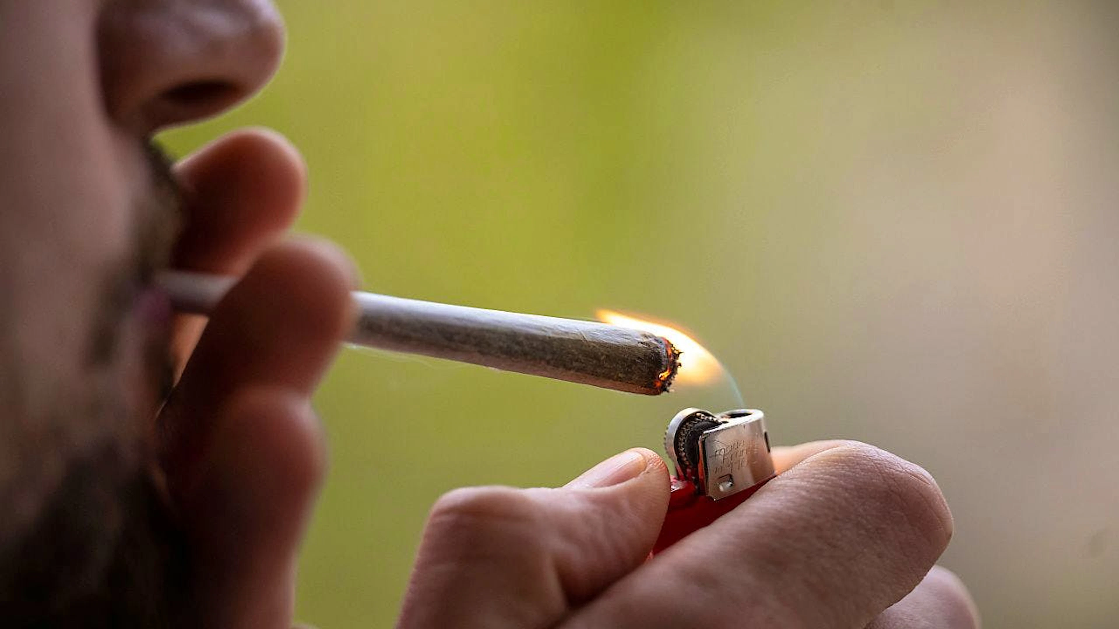 ARCHIV - An deutschen Bahnhöfen ist der Cannabis-Konsum verboten. Foto: Hannes P Albert/dpa