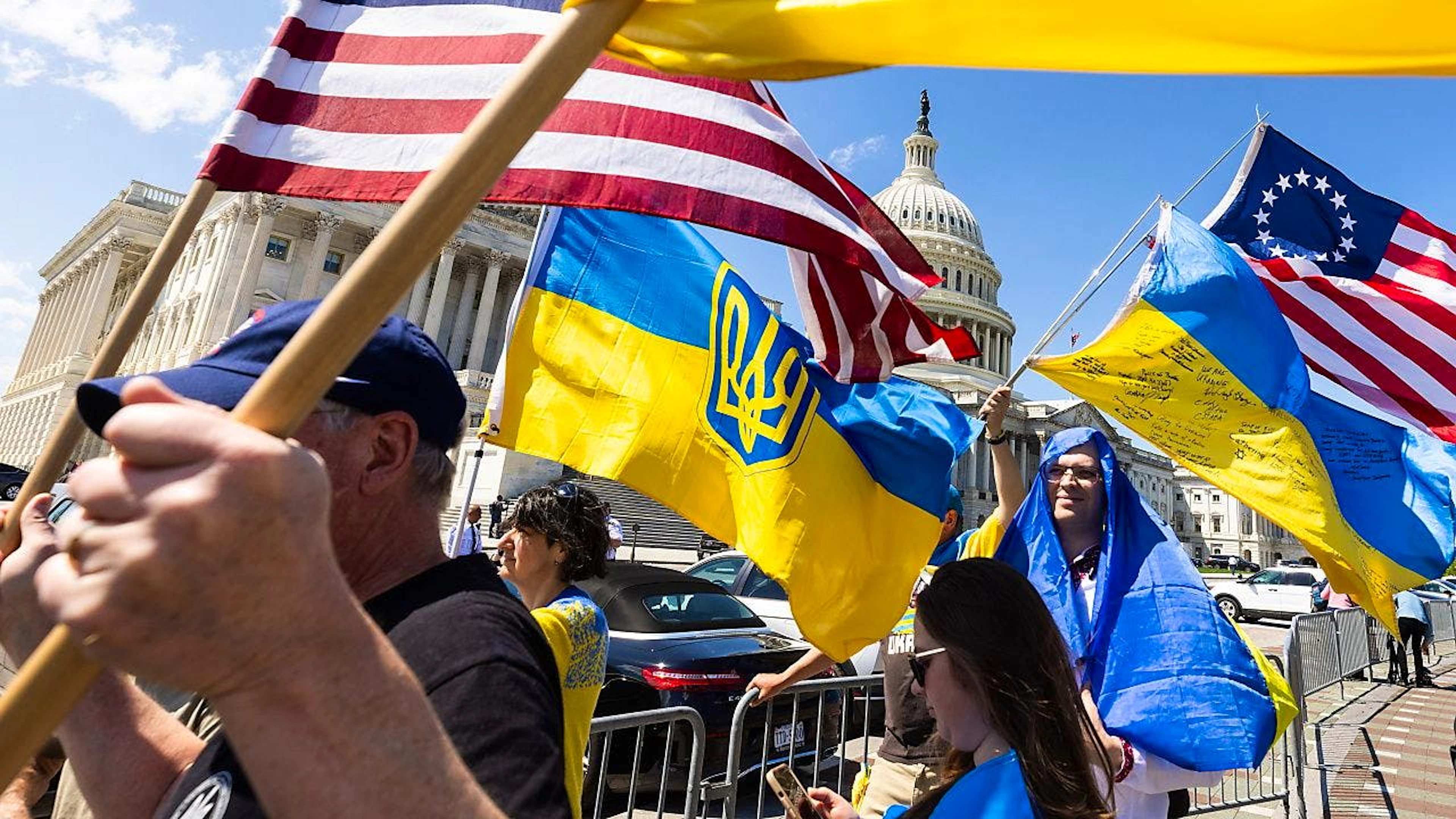 Supportet ucraini festeggiano dopo l'approvazione del pacchetto di aiuti a Kiev.