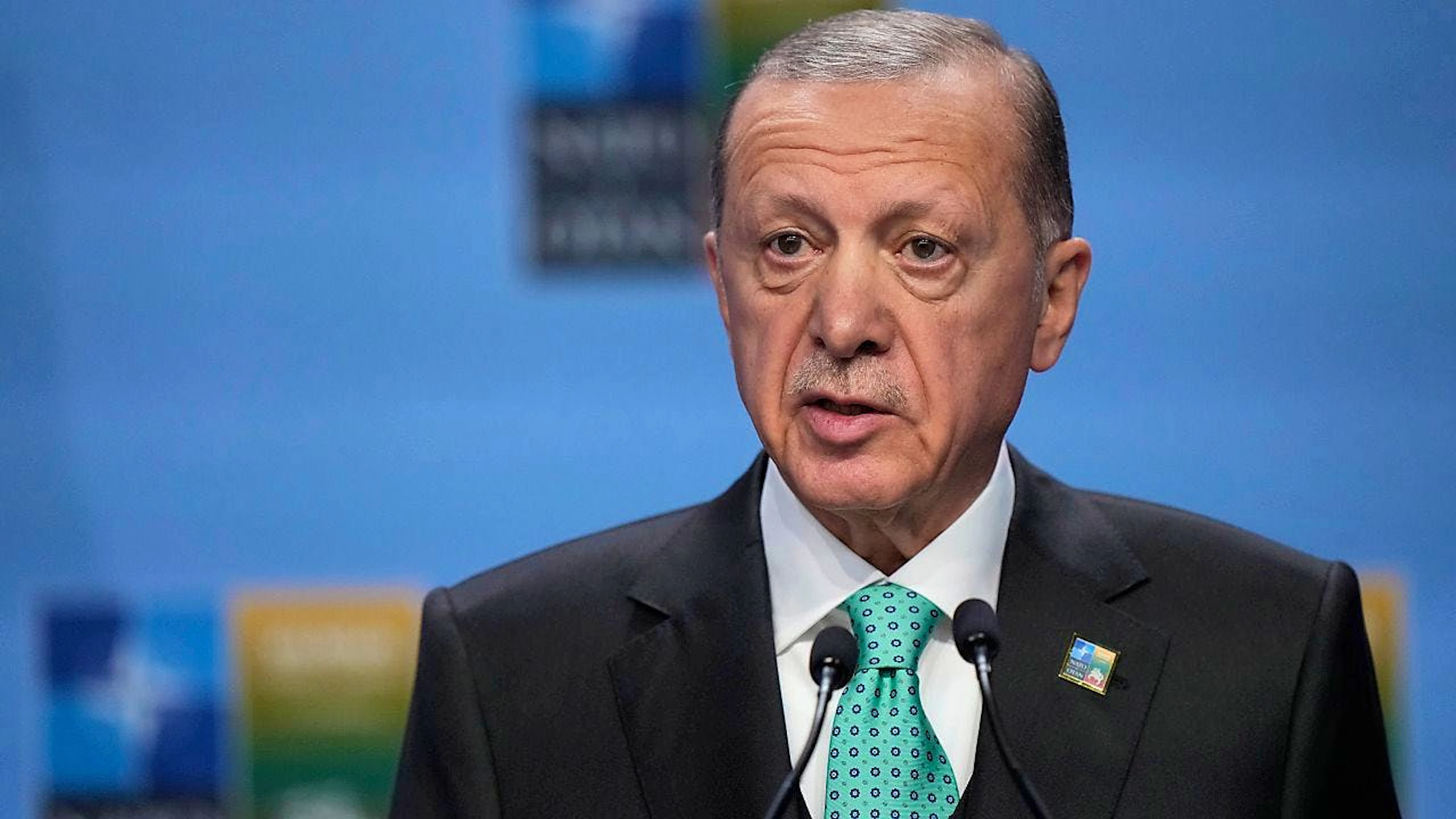ARCHIV - Recep Tayyip Erdogan, Präsident der Türkei, spricht im Juli 2023 auf einer Veranstaltung am Rande eines Nato-Gipfels in Vilnius. Foto: Pavel Golovkin/AP/dpa