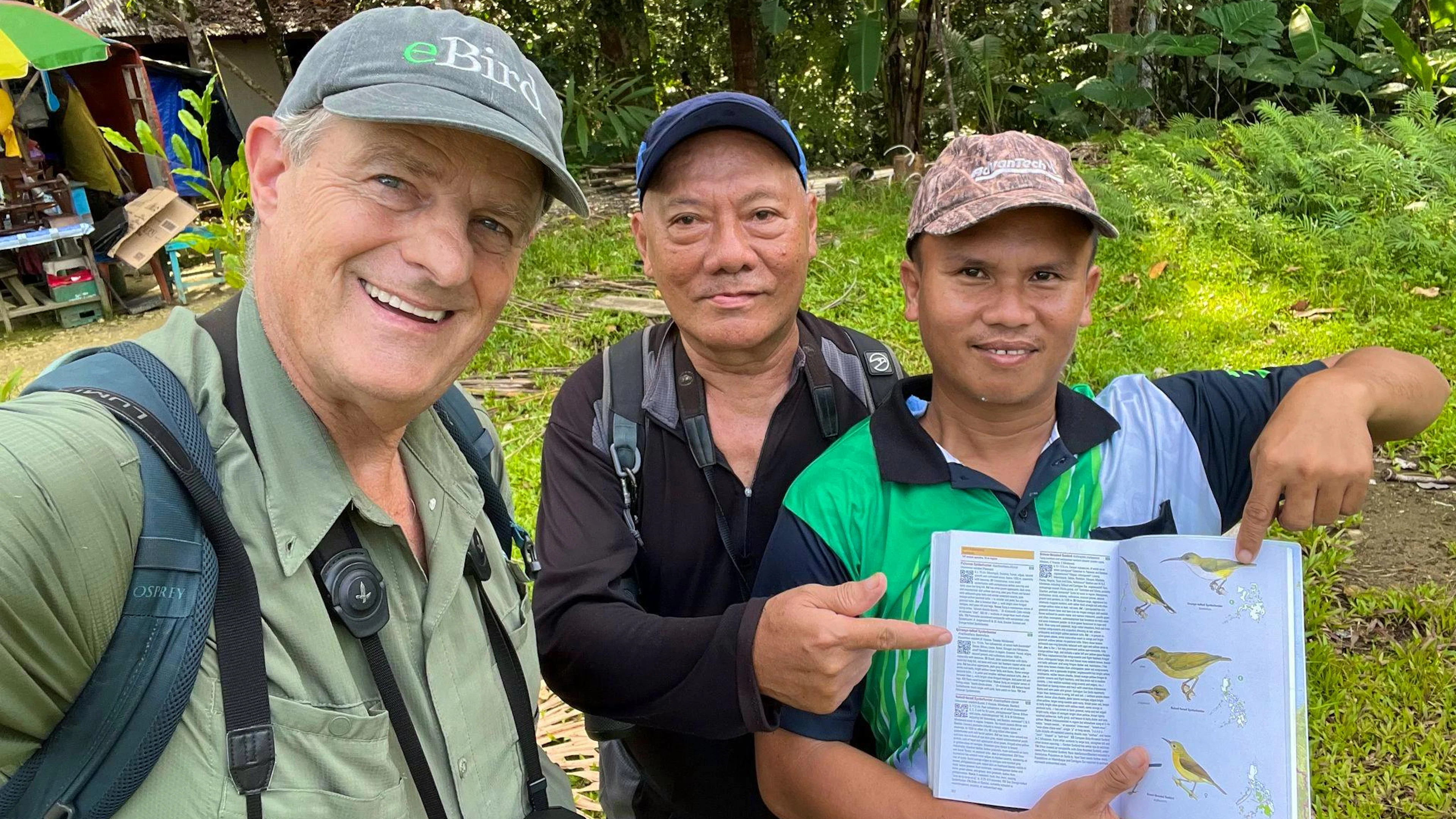Peter Kaestner (l) ist schon sein ganzes Leben lang leidenschaftlicher Vogelbeobachter.