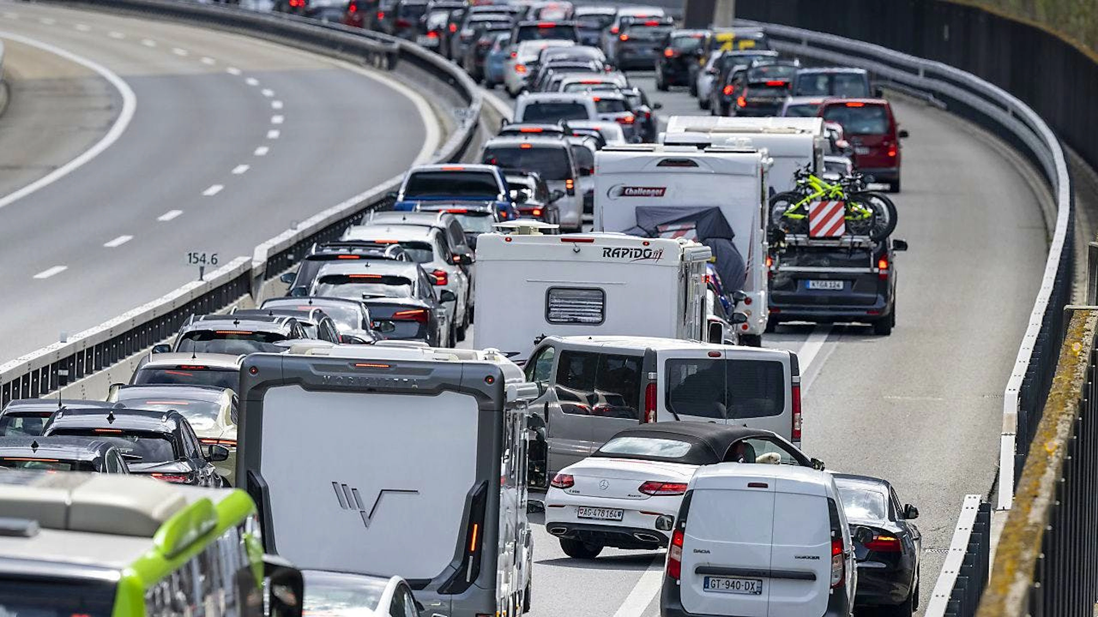 Am Sonntag bildete sich am Gotthard-Südportal ein Stau von zehn Kilometern Länge. (Archivbild)