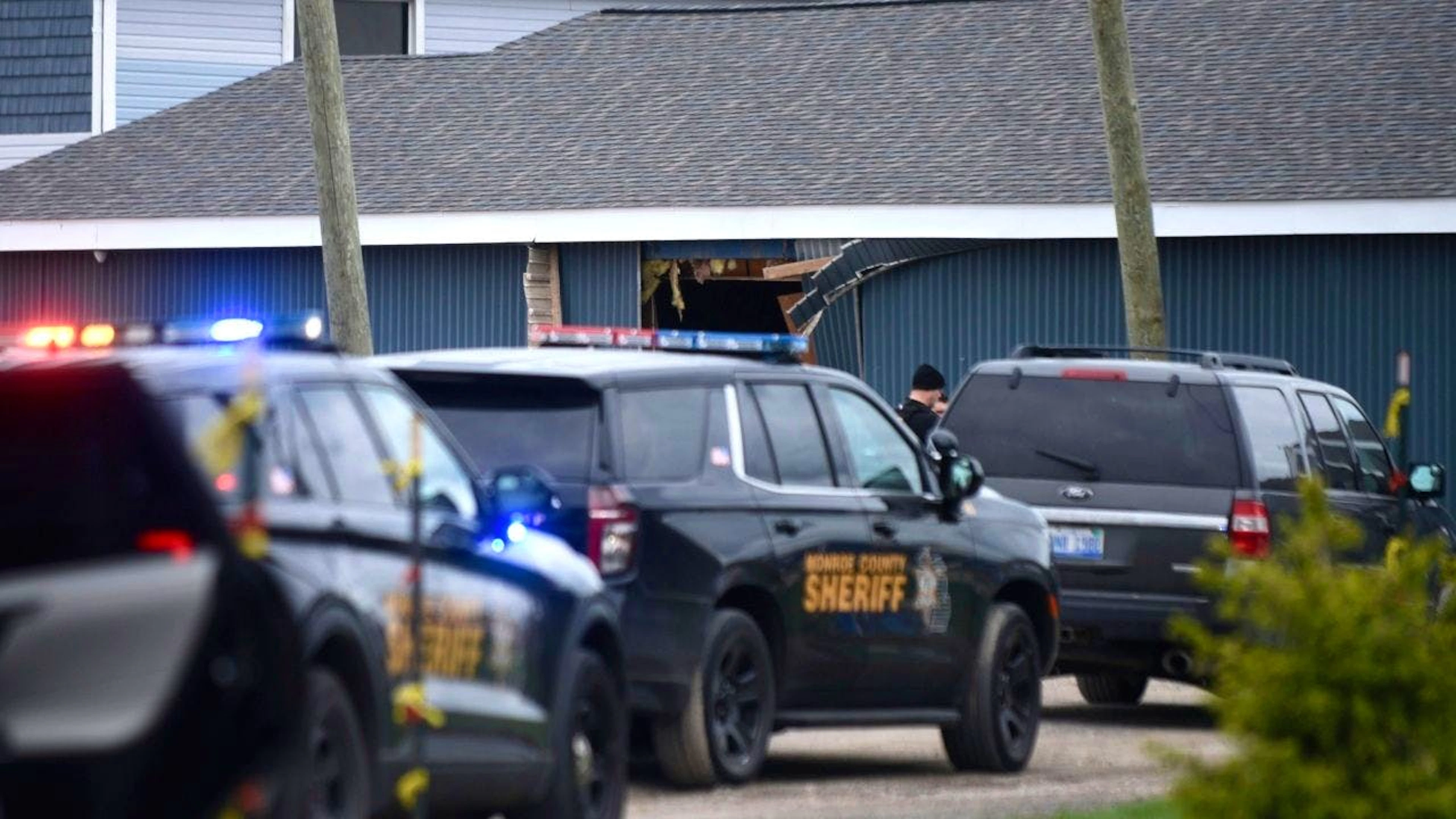 Einsatzkräfte am Unglücksort. Foto: Kathleen Kildee/Detroit News/AP/dpa