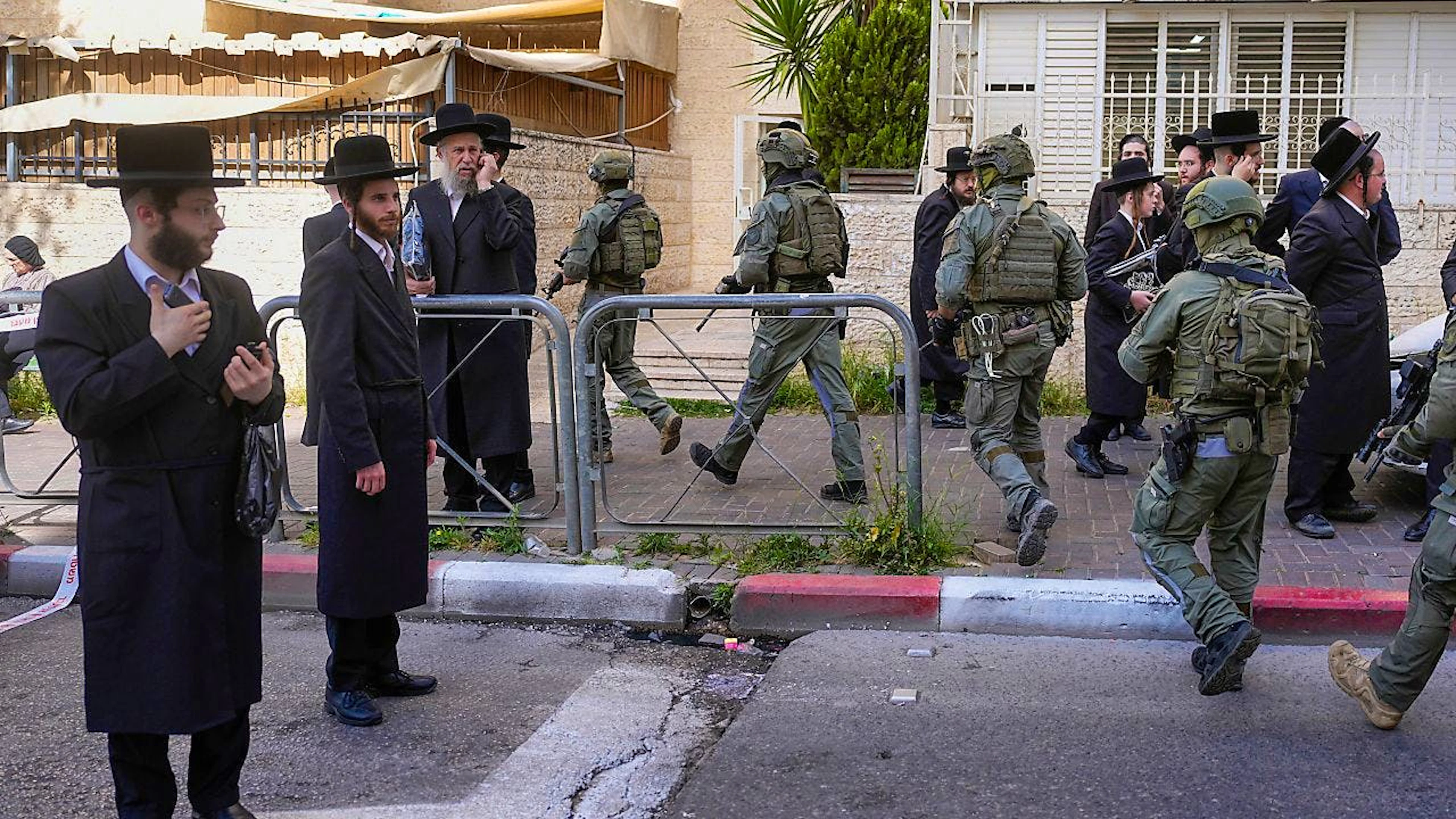 Israelische Sicherheitskräfte verfolgen die mutmaßlichen Angreifer nach einer Auto-Attacke, bei der drei Menschen verletzt wurden. Foto: Ohad Zwigenberg/AP/dpa