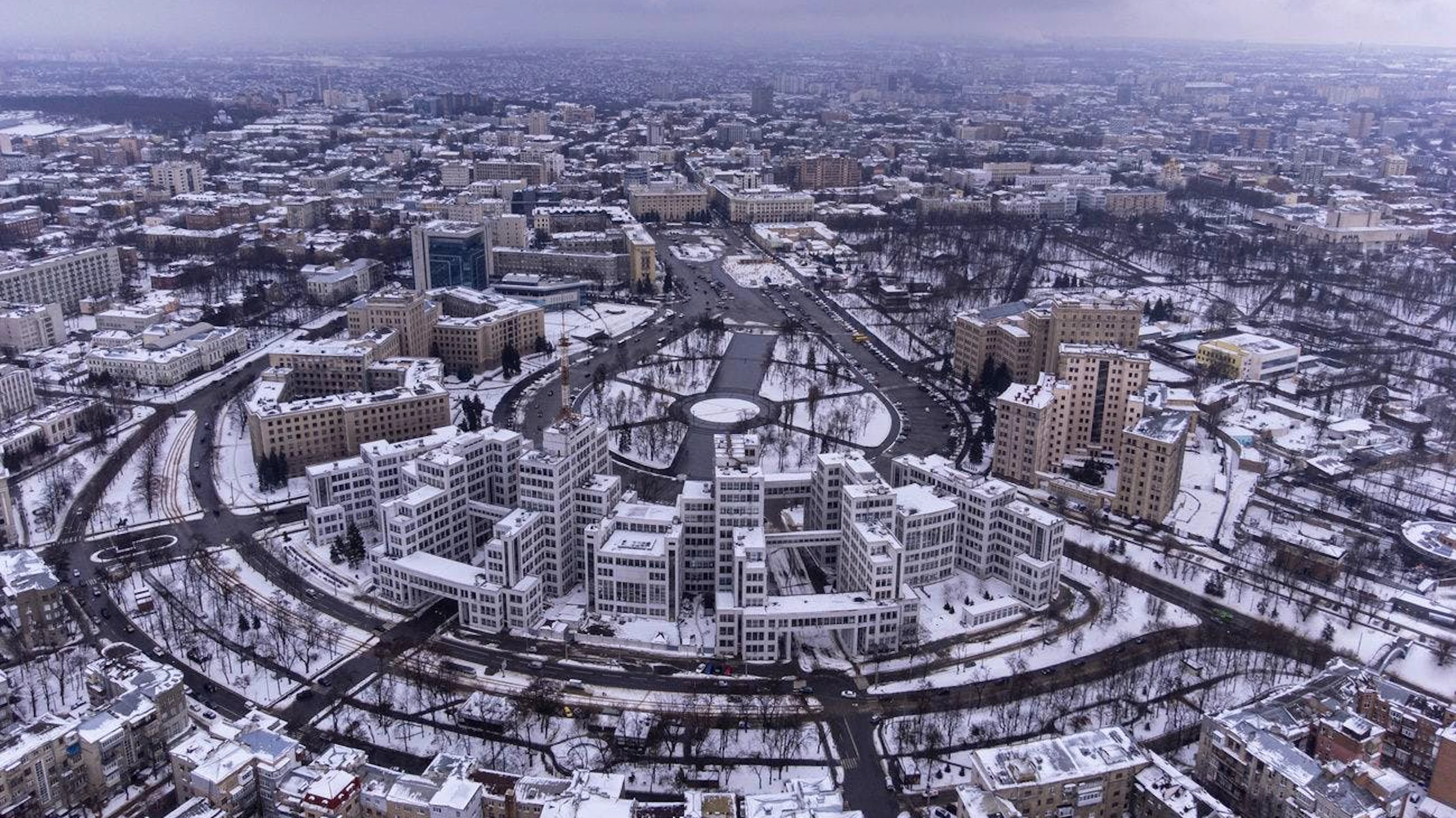 Ein Frontalangriff auf Charkiw ist übrigens nicht ratsam, weil die Stadt so gross ist und viele Hochhäuser und Industrieanlagen bietet, die schwer einzunehmen sind. Den Nachschub durch Einkreisung abzubinden, würde viele Opfer verhindern.