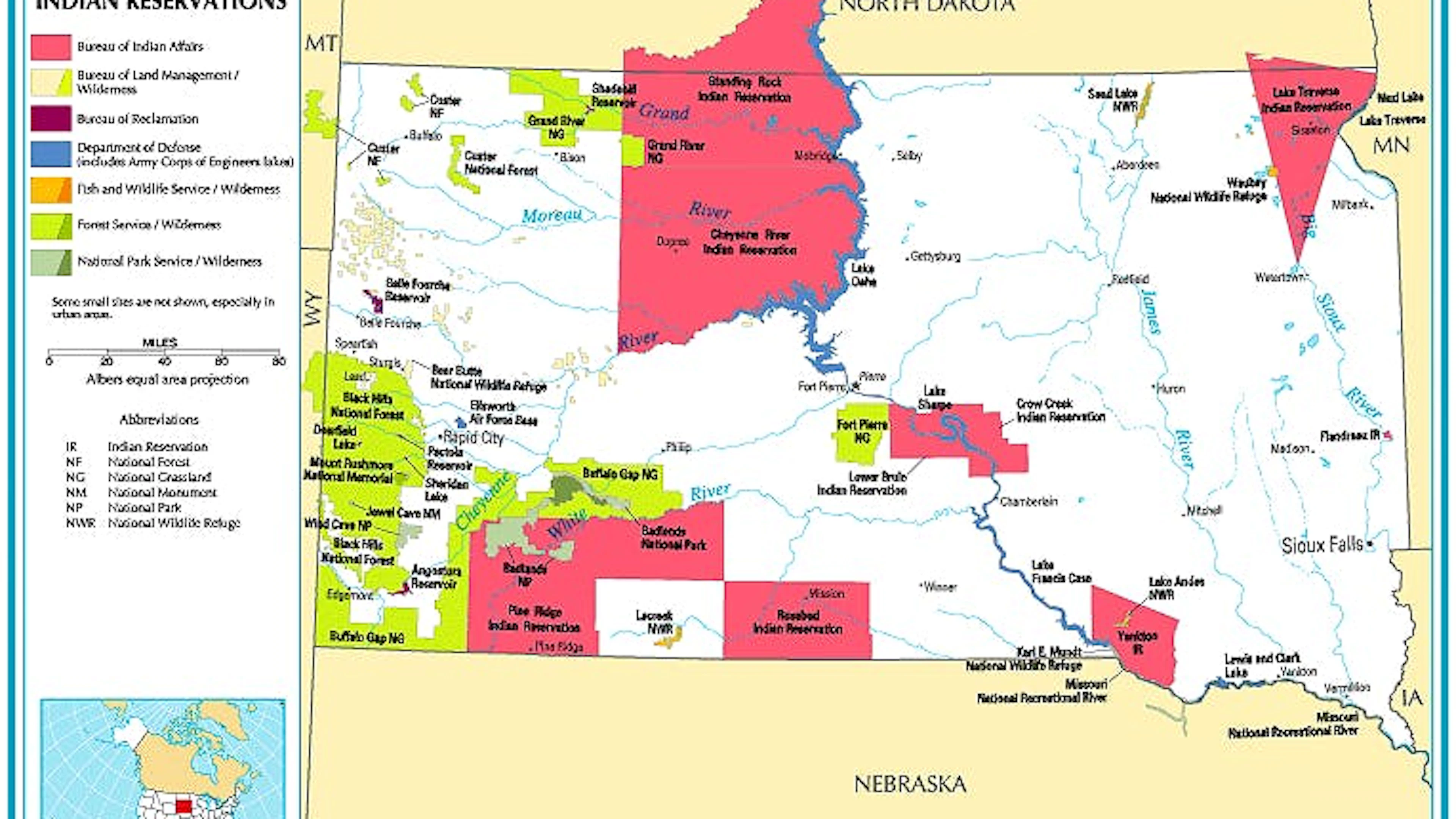 Karte mit Reservaten der Ureinwohnenden (rot) in South Dakota.