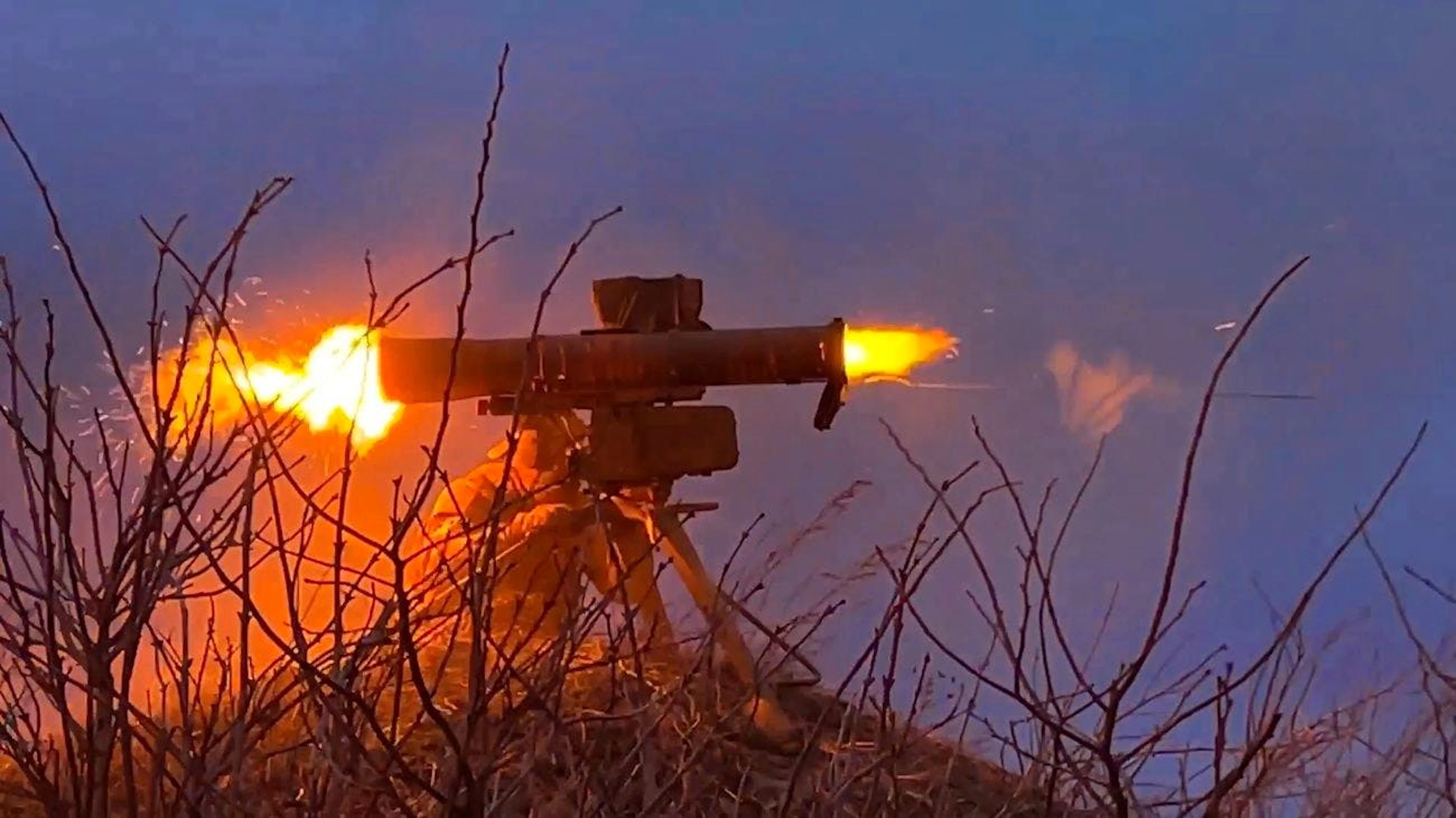 Ein russischer Soldat feuert eine Panzerabwehrlenkwaffe vom Typ Fagot ab. Wo und wann das geschieht, verrät das russische Verteidigungsministerium bei der Publikation nicht.