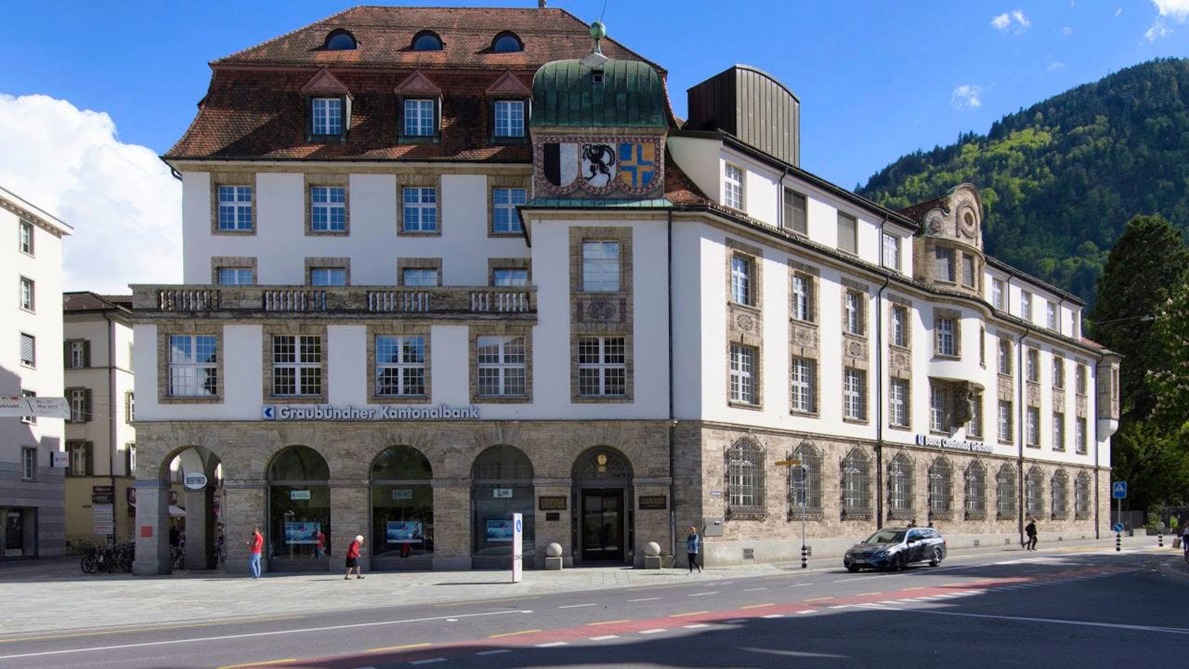 Der Hauptsitz der Graubündner Kantonalbank (GKB) in Chur. Die GKB hatte der österreichischen Signa-Gruppe des gestrauchelten Immobilienmoguls René Benko einen Konsortialkredit über 58,3 Millionen Franken gewährt. (Archivbild)