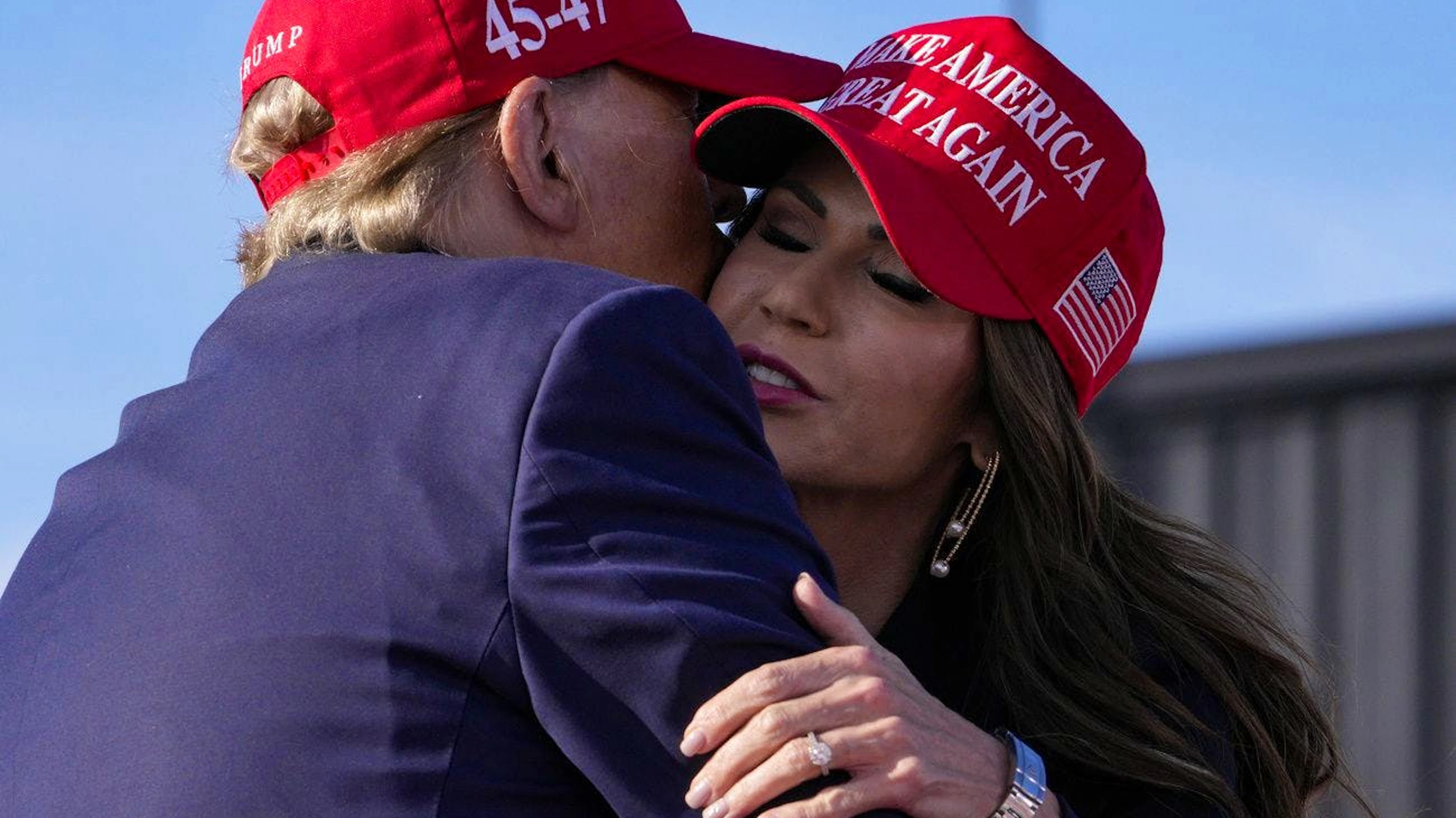 Donald Trump (links) umarmt am 16. März in Vandalia, Ohio, Kristi Noem, die Gouverneurin von South Dakota.