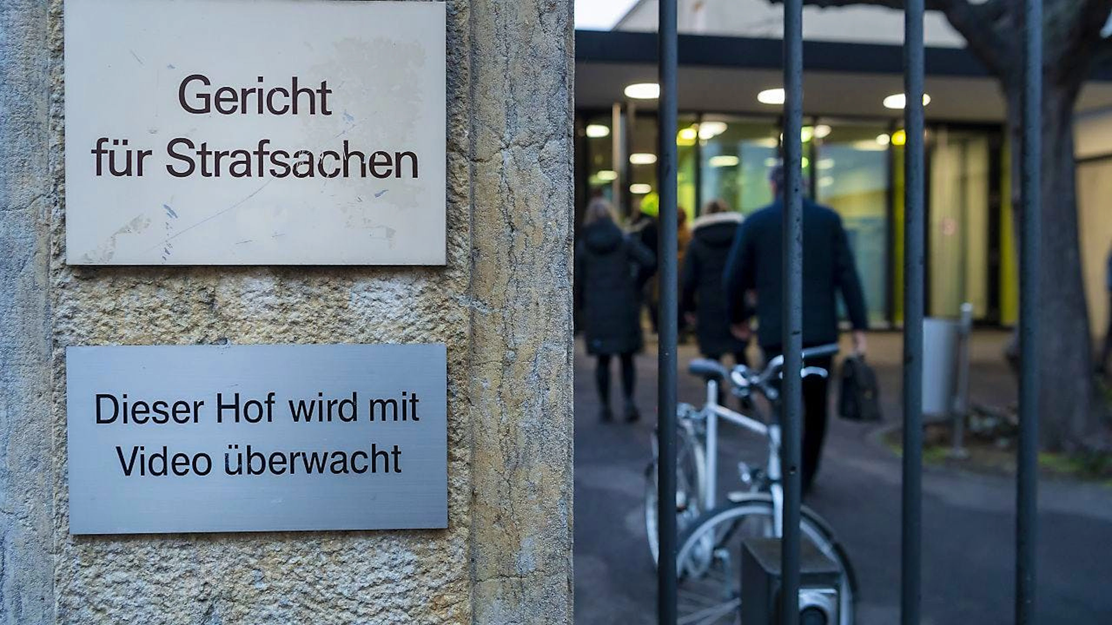 Mit einem massiven Polizeiaufgebot hat am am Montag vor dem Basler Strafgericht ein Doppelmordprozess aus dem albanischen Drogenmilieu begonnen.