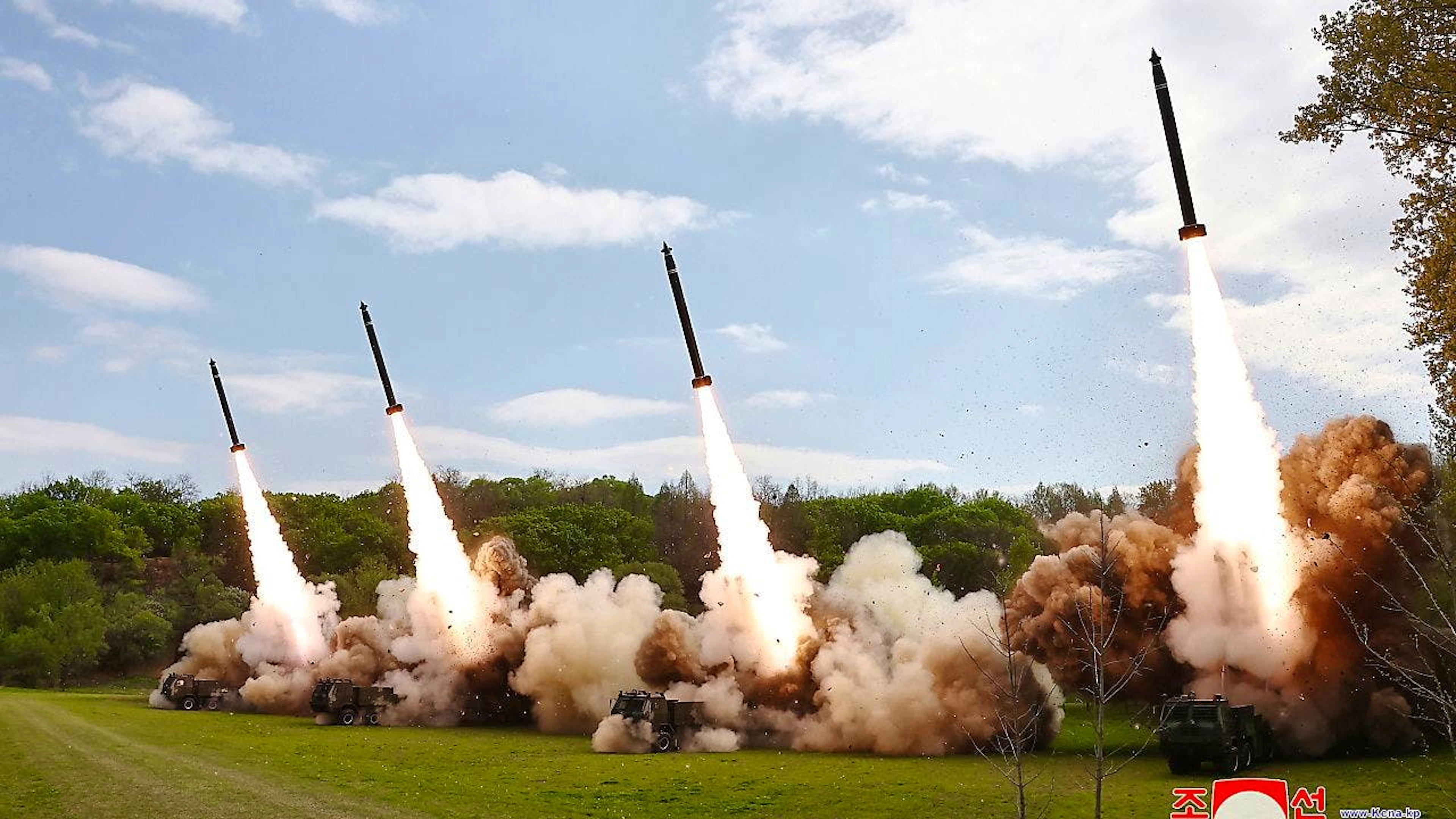 Una foto diffusa dall'agenzia ufficiale nordcoreana (KCNA) mostra i missili lanciati durante l'esercitazione.