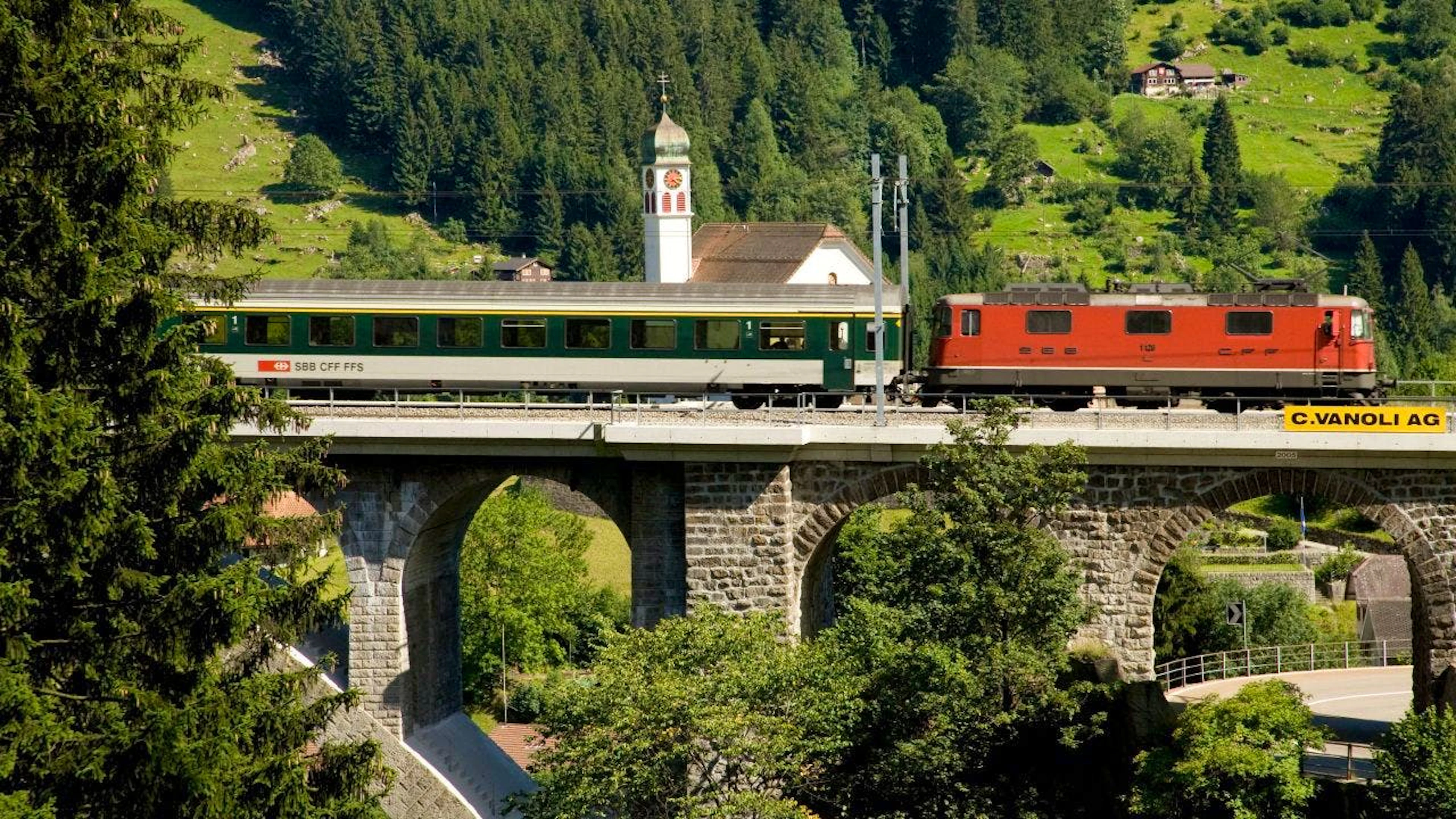 I treni che il giorno dell'Ascensione (giovedì 9 maggio) viaggiano in direzione nord-sud percorreranno tutti la linea di montagna del San Gottardo.