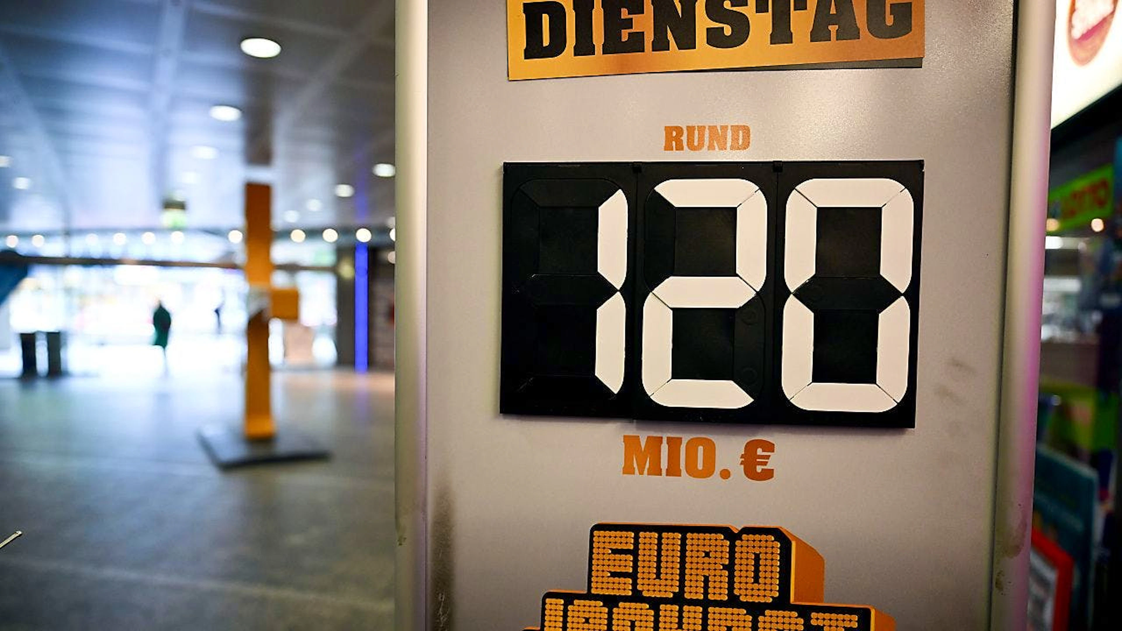 Ein Schild wirbt für die Gewinnsumme von 120 Millionen Euro im Eurojackpot.