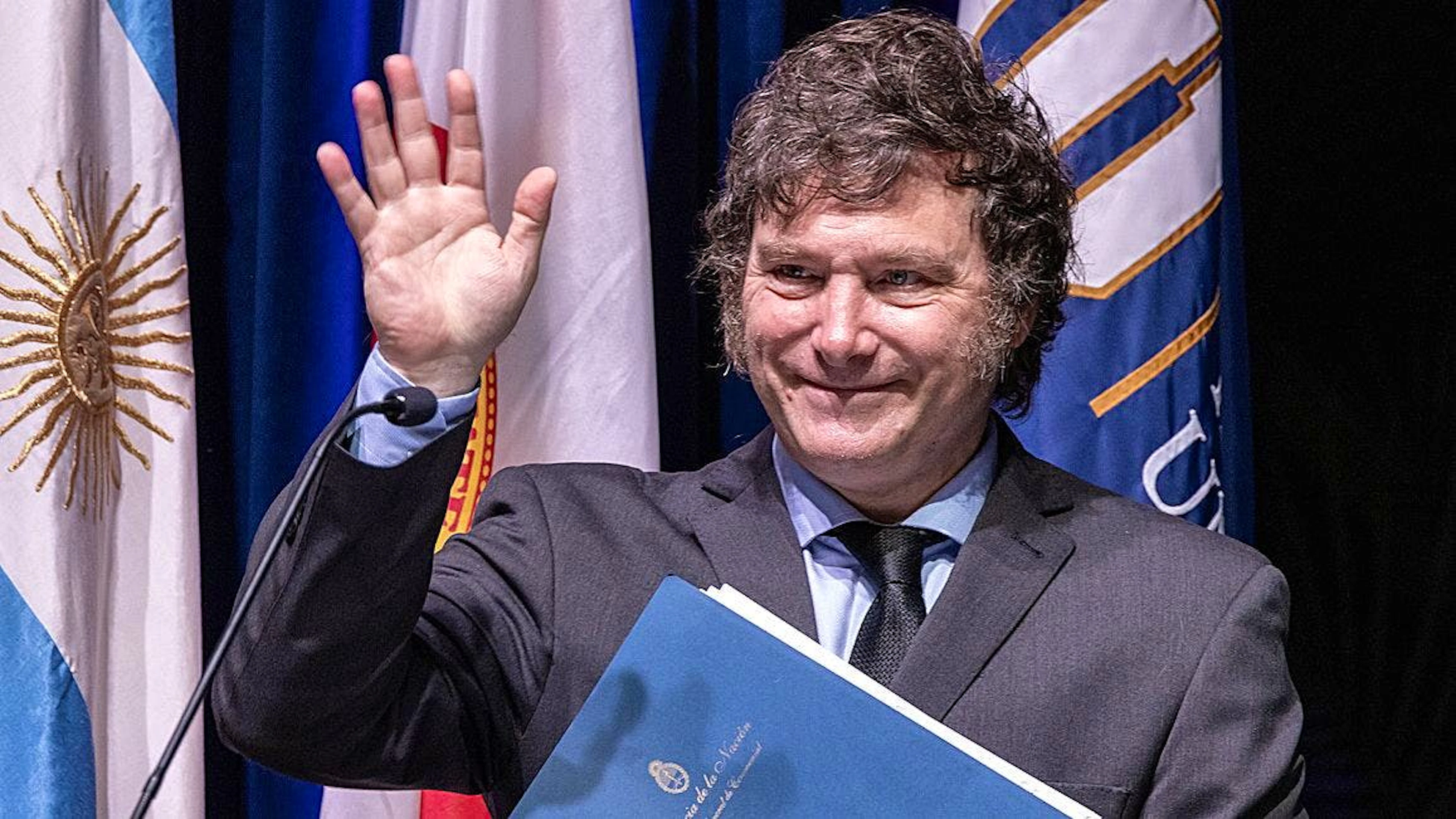 Argentiniens Präsident Javier Milei schreibt schwarze Zahlen.