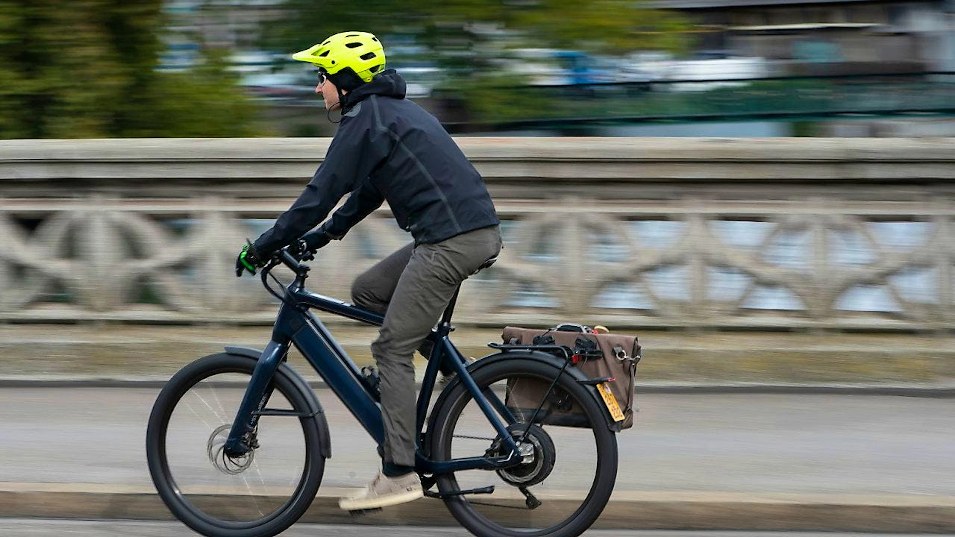 Un incidente in bici elettrica può causare lesioni gravi alla testa: per questo è importante indossare il casco. (immagine simbolica)