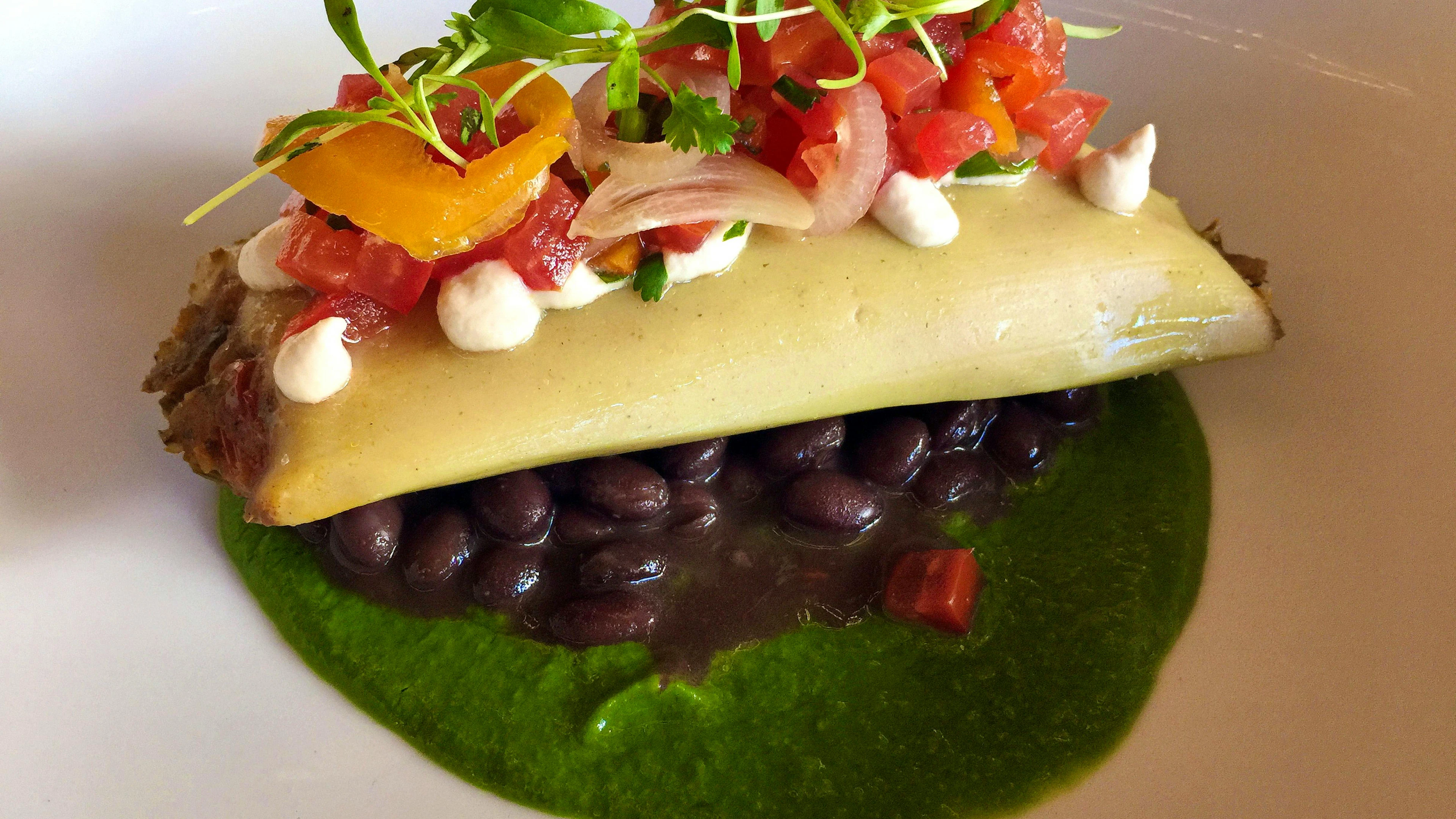 Ein pflanzenbasierter <em>Mexican Style Burrito Dish</em> aus Kenneys Restaurant <em>Plant Food & Wine</em> in Miami, Florida.