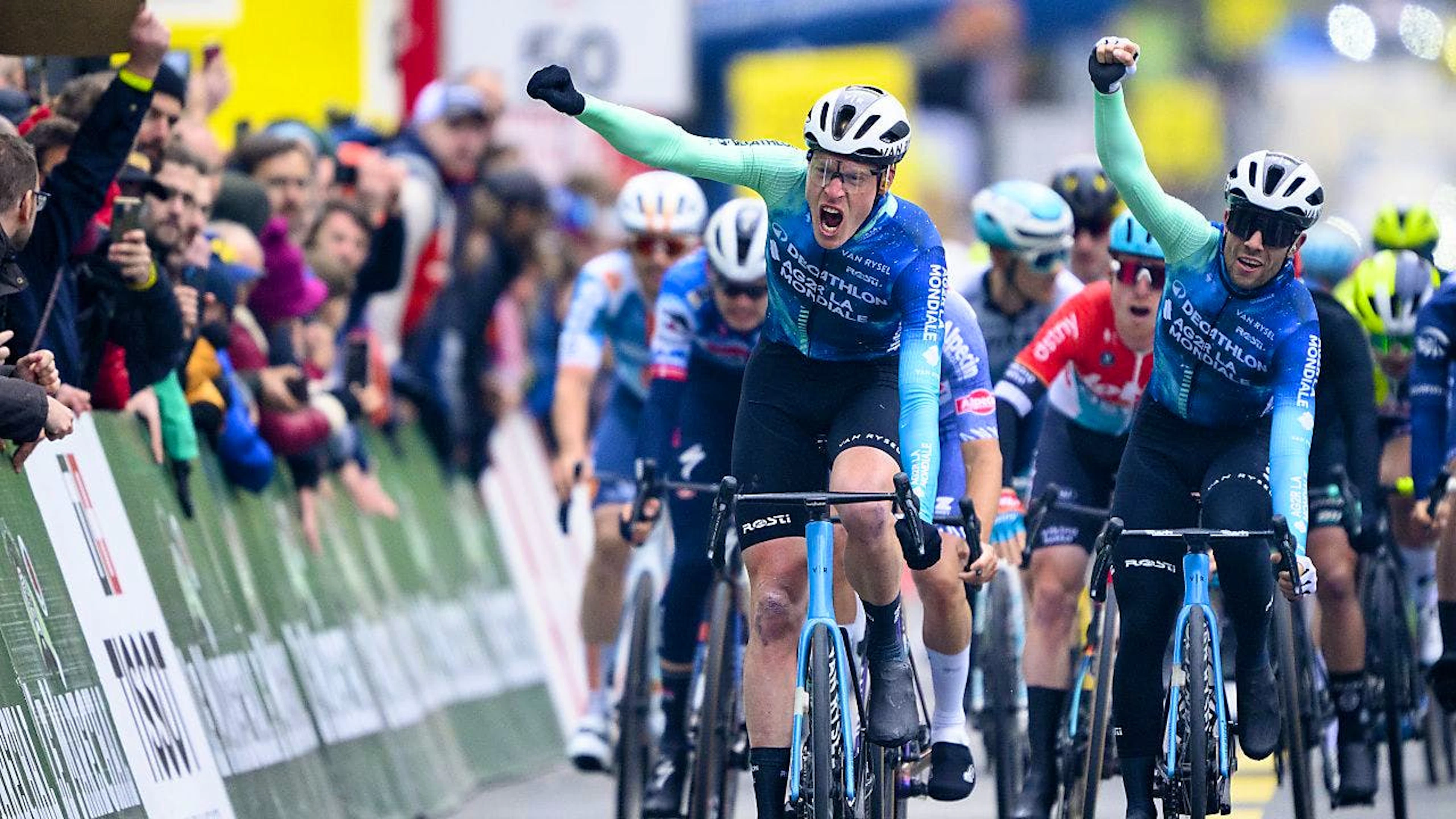 Doppelter Jubel von Decathlon AG2R: Dorian Godon (links) sichert sich in der 1. Etappe der Tour de Romandie den Sieg im Sprint vor seinem Teamkollegen Andrea Vendrame