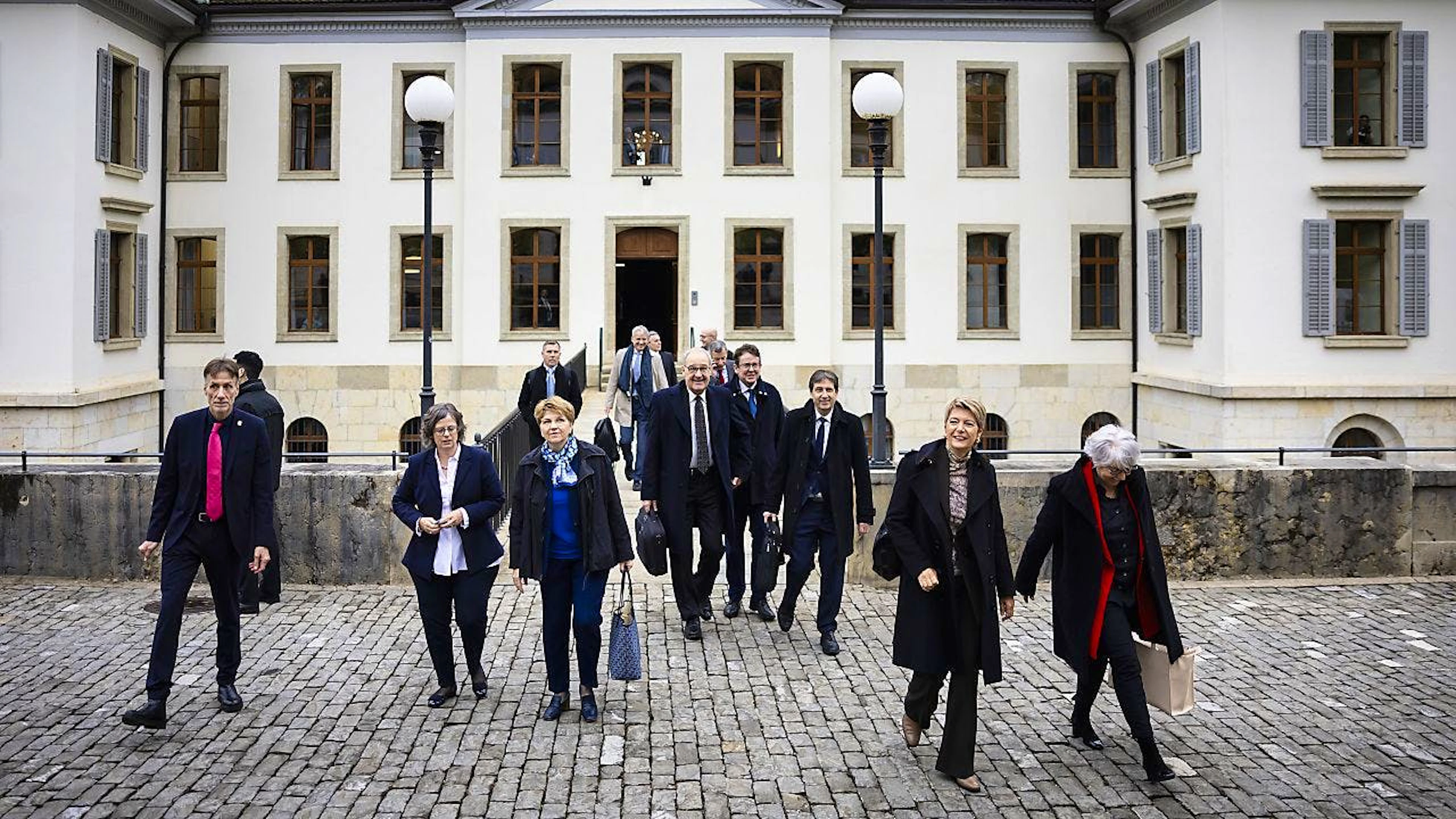 Il Consiglio federale arriva davanti al palazzo del governo argoviese ad Aarau per la sua riunione "extra muros".
