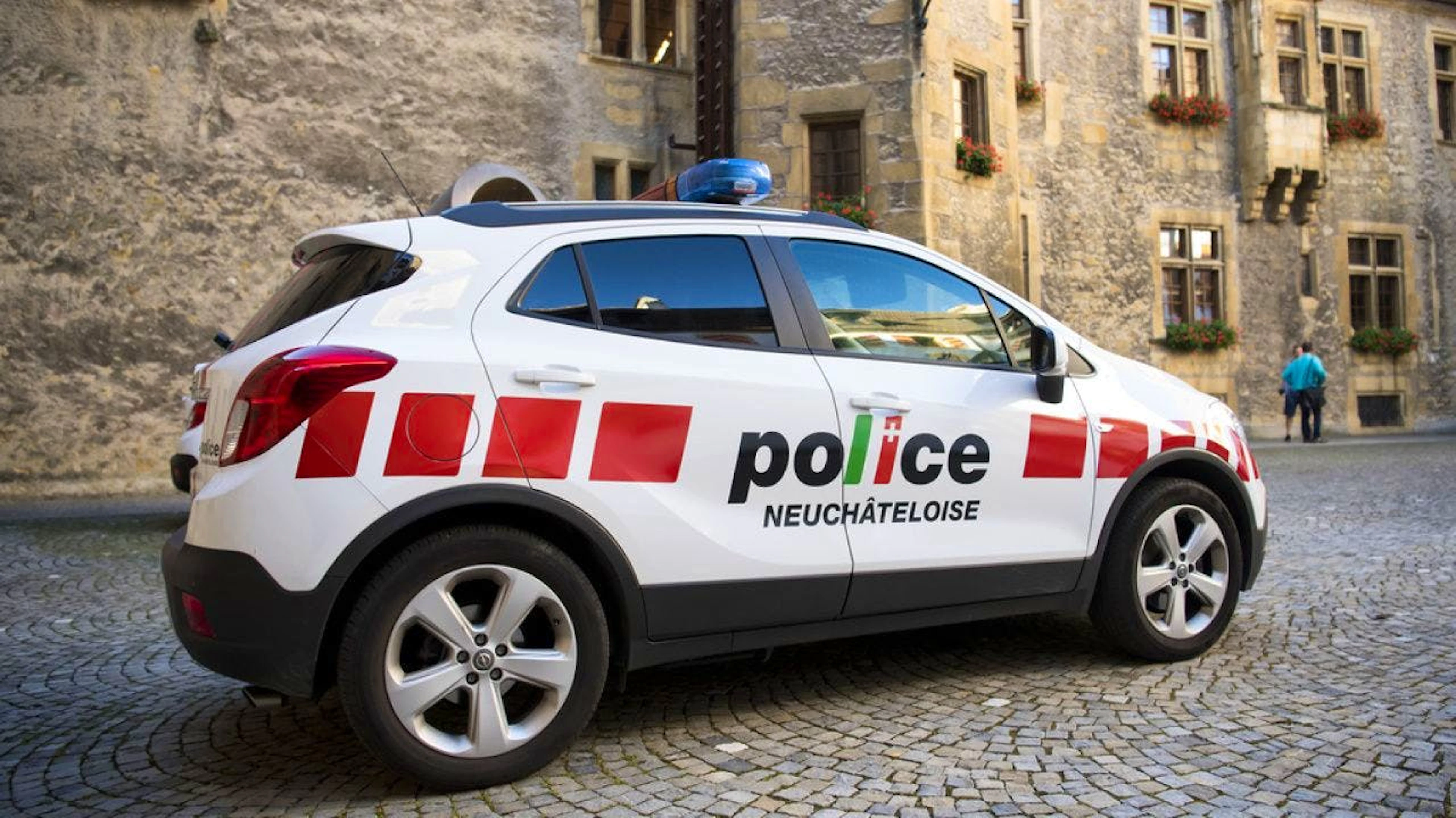 Eine Polizeipatrouille verschaffte sich Zugang zur Wohnung in Colombier und fand dort das tote Ehepaar auf. (Symbolbild)