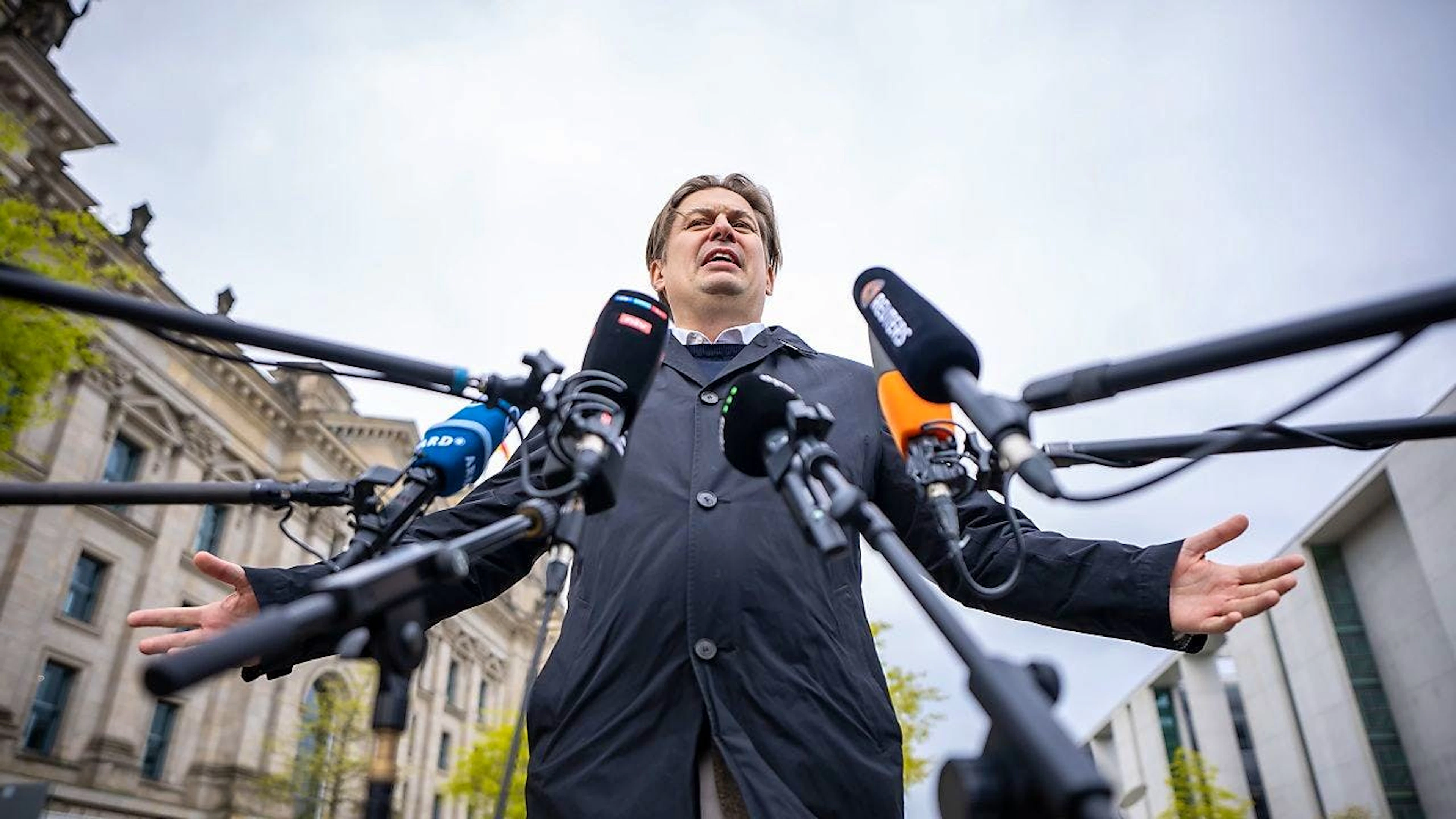 dpatopbilder - Maximilian Krah, AfD-Spitzenkandidat zur Europawahl, kommt zu einem Pressestatement nach dem Gespräch mit der AfD Fraktionsspitze. Ein Mitarbeiter von Krah steht unter dem Verdacht der Spionage für China. Foto: Michael Kappeler/dpa